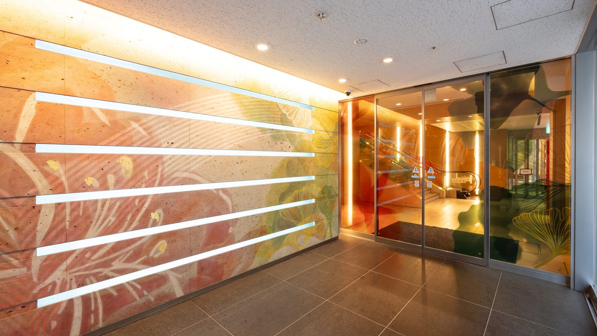 은행나무와 사츠키의 그림이 담긴 오타니 돌의 벽면이 마중 나옵니다.