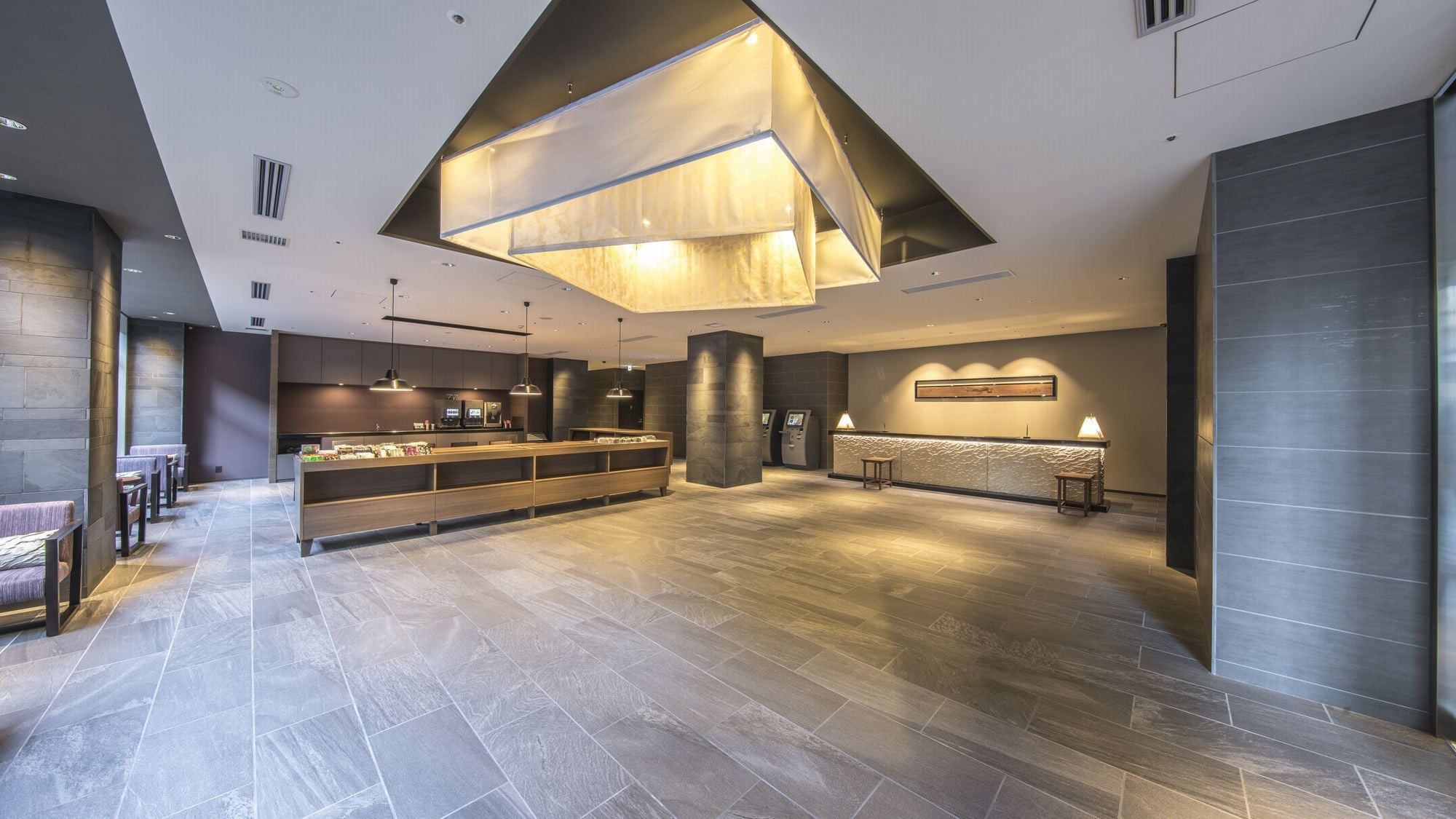 【ロビー】ドリンクコーナー・アメニティコーナーがある広々としたロビー