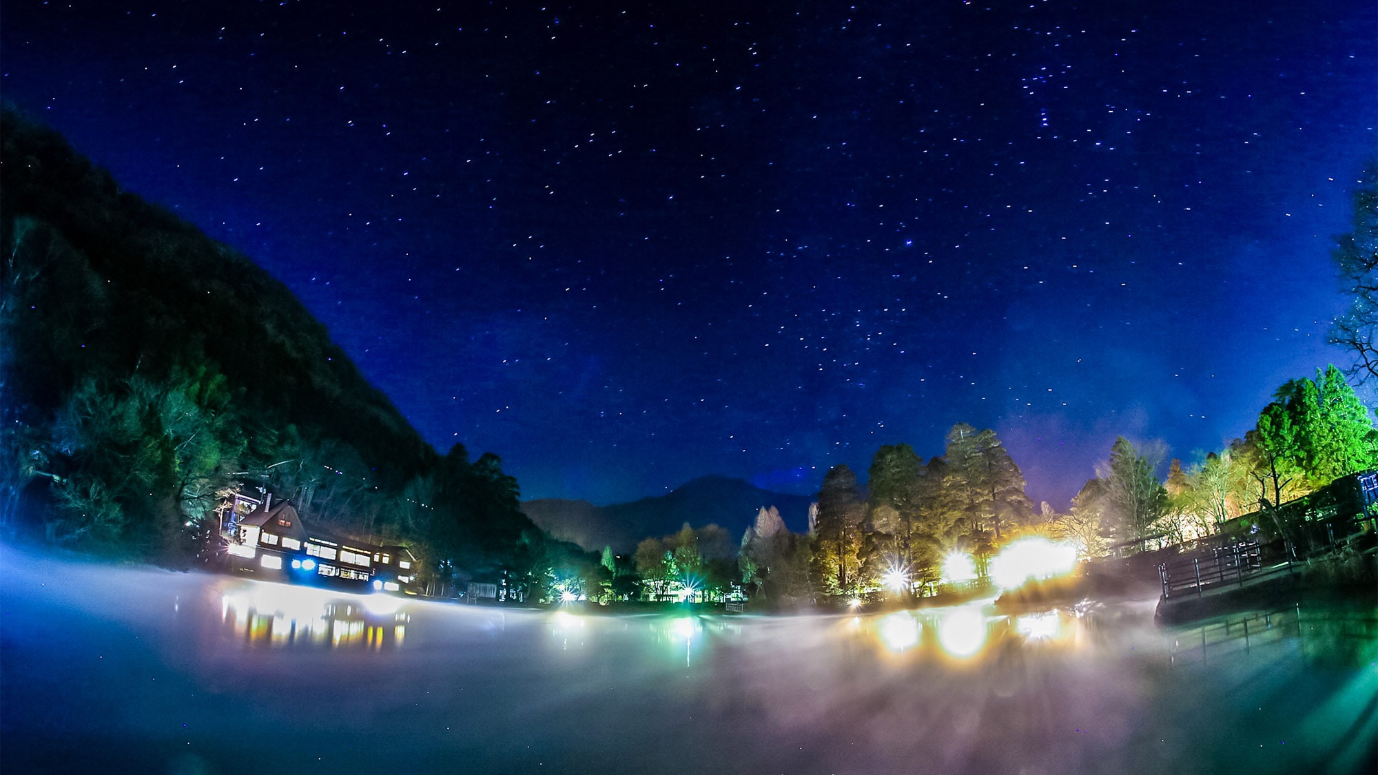 ・ 晚上，金鱗湖上空蕩漾著清澈的星空，營造出夢幻般的氛圍。