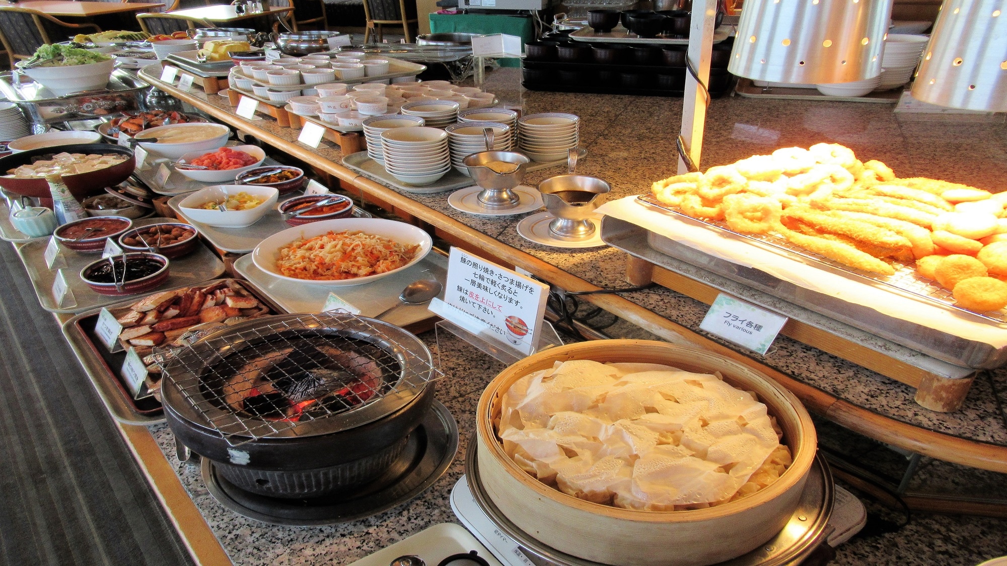 บุฟเฟ่ต์อาหารญี่ปุ่นและตะวันตก (มื้อเช้า)