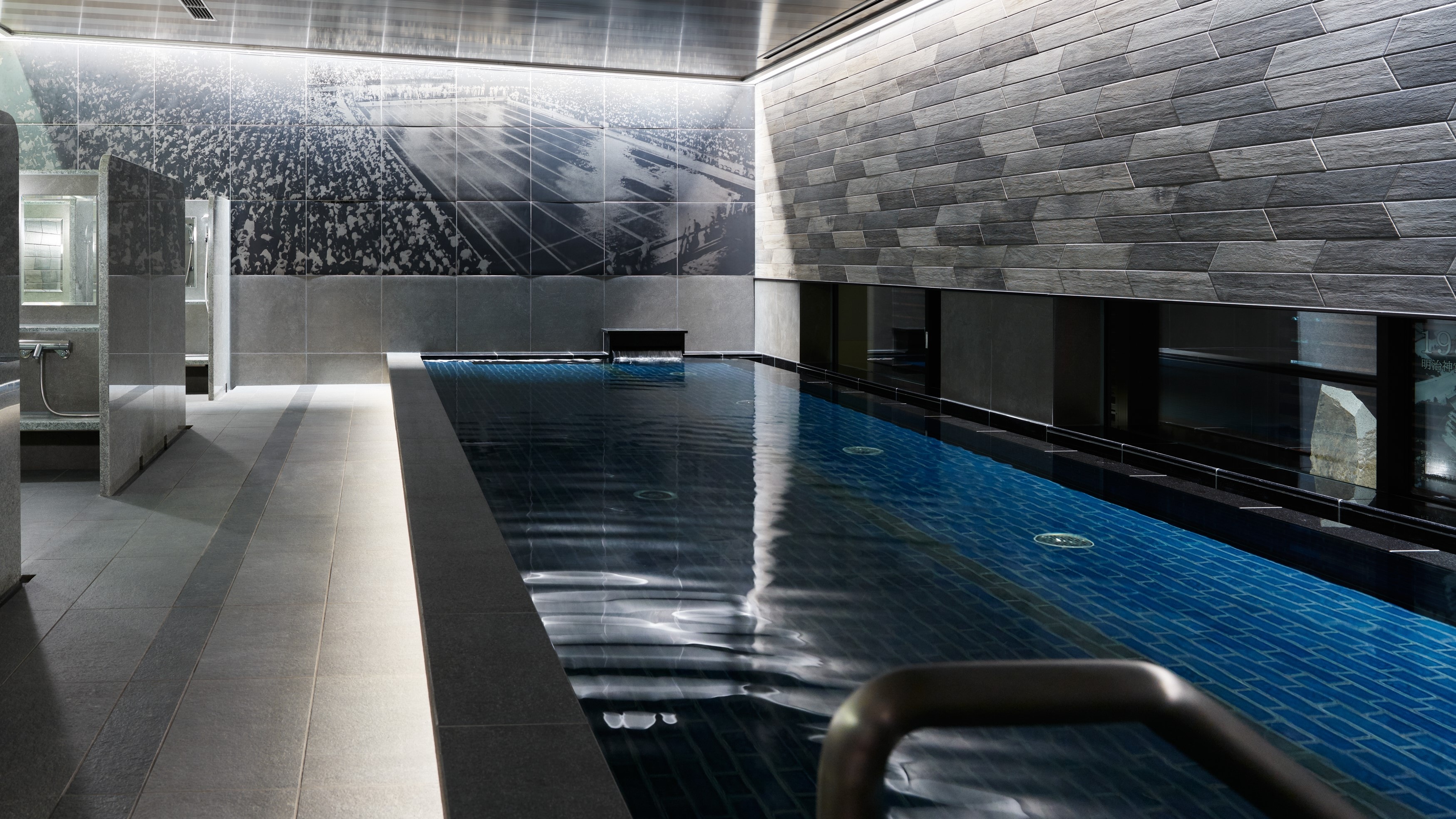 [Large communal bath where you can relax while feeling the art]