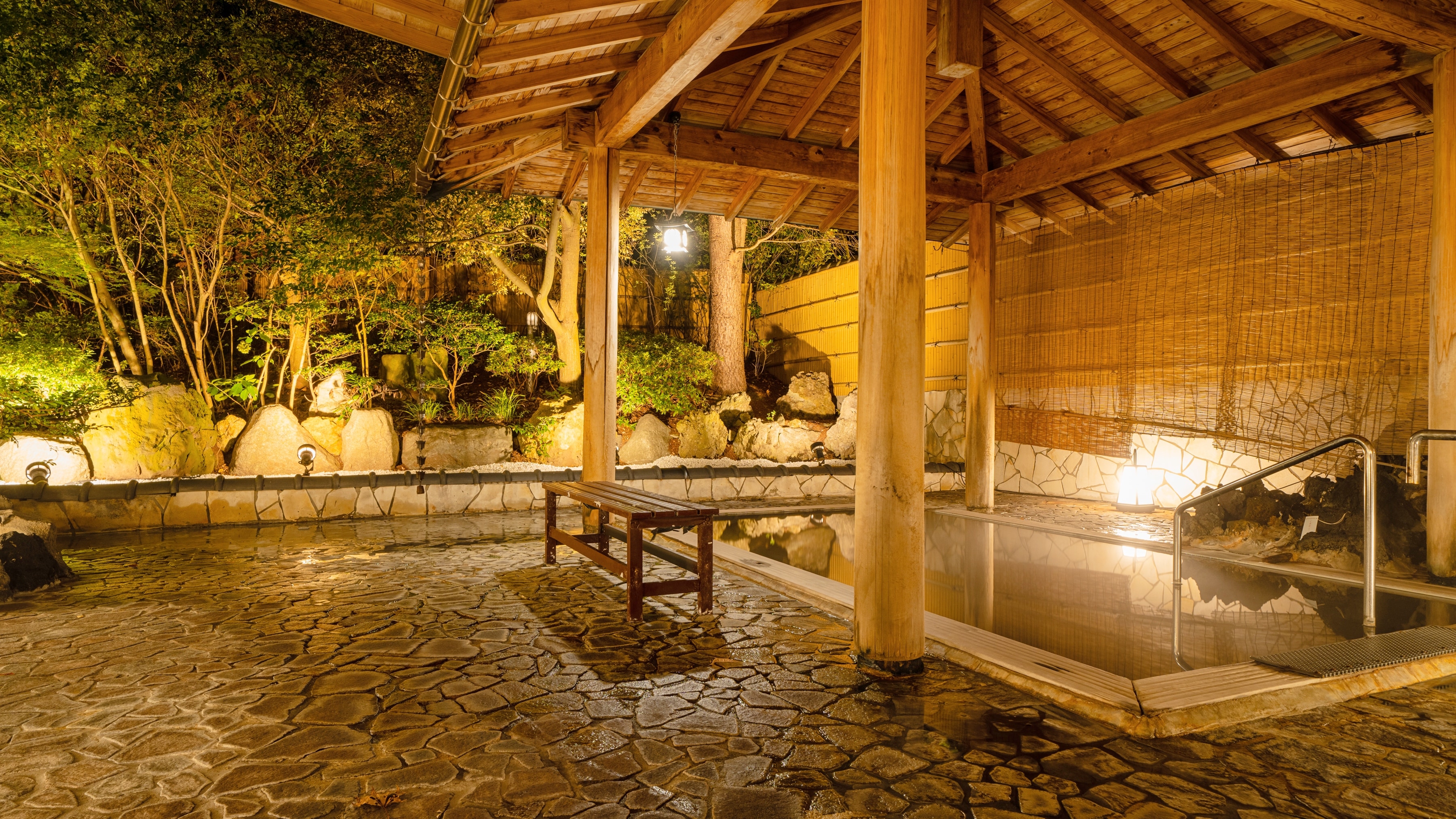 Acclaimed by hot spring enthusiasts! The hot springs have a history of over 300 years. The prefecture's first designated national hot spring resort, said to be a hot spring for beautiful skin and a hot spring for lifestyle-related diseases.