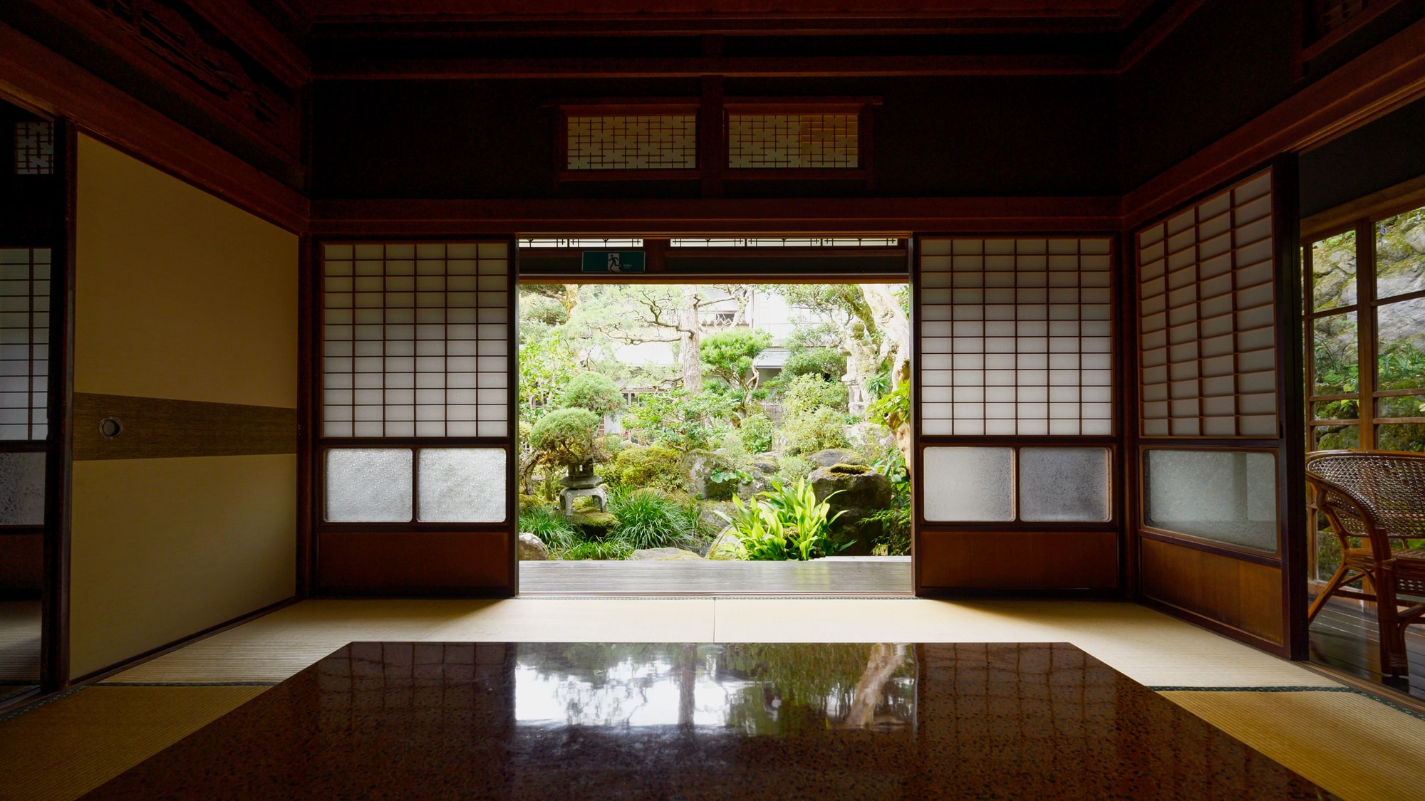 * [Japanese-style room with a view of the garden] From the corridor connecting the rooms, you can see the courtyard through the Taisho glass.