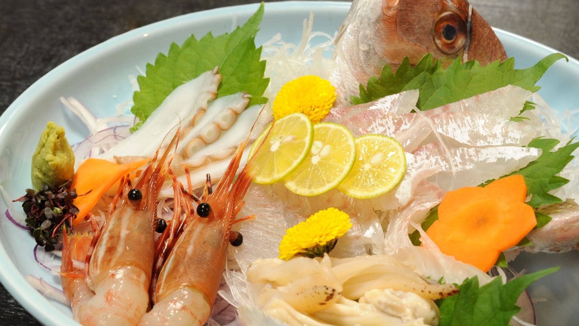 ◆<晚餐> 我們提供來自當地水域的新鮮生魚片。