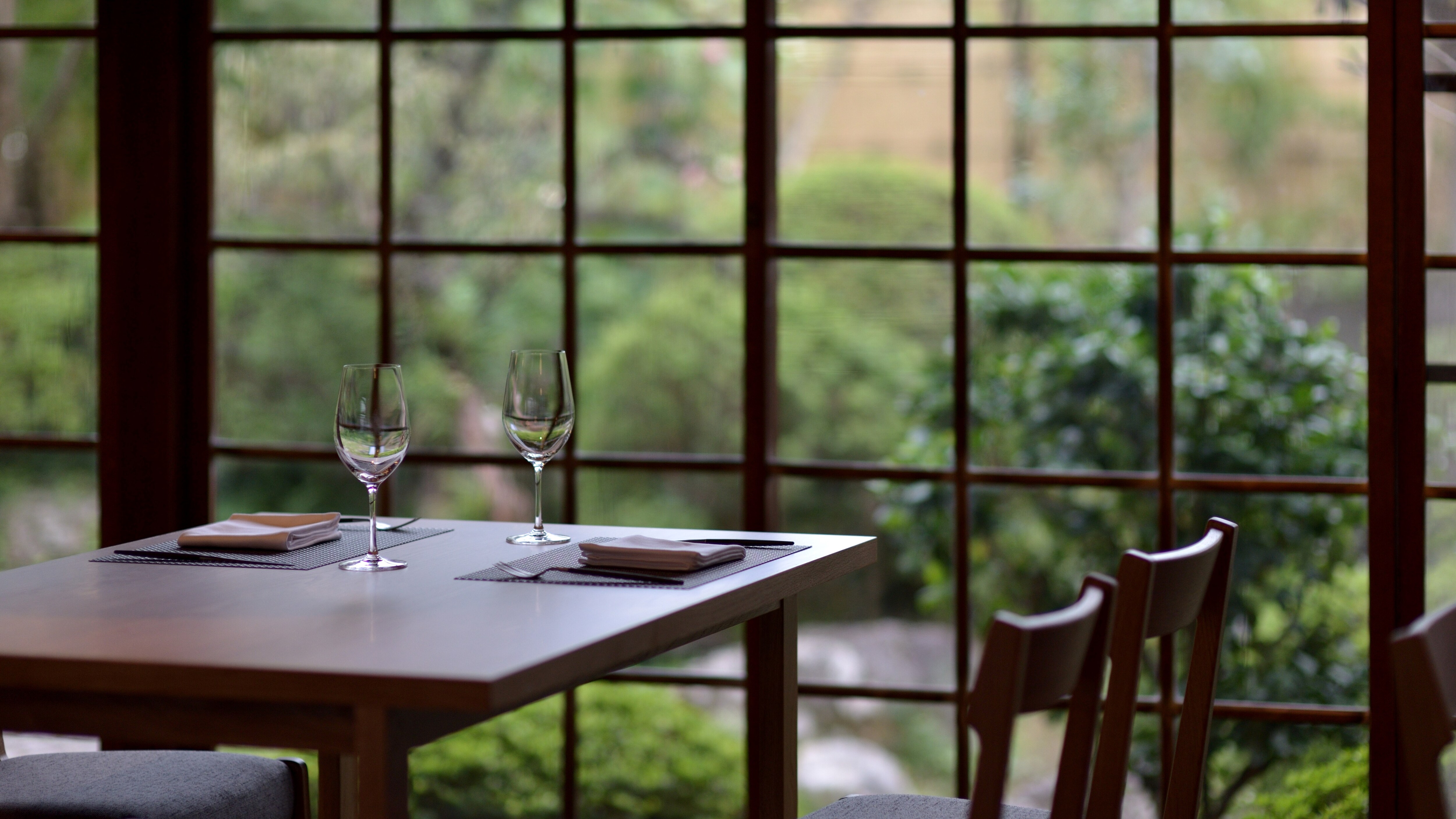 【餐饮】餐厅空间宽敞，俯瞰庭院，给人一种开阔的感觉。