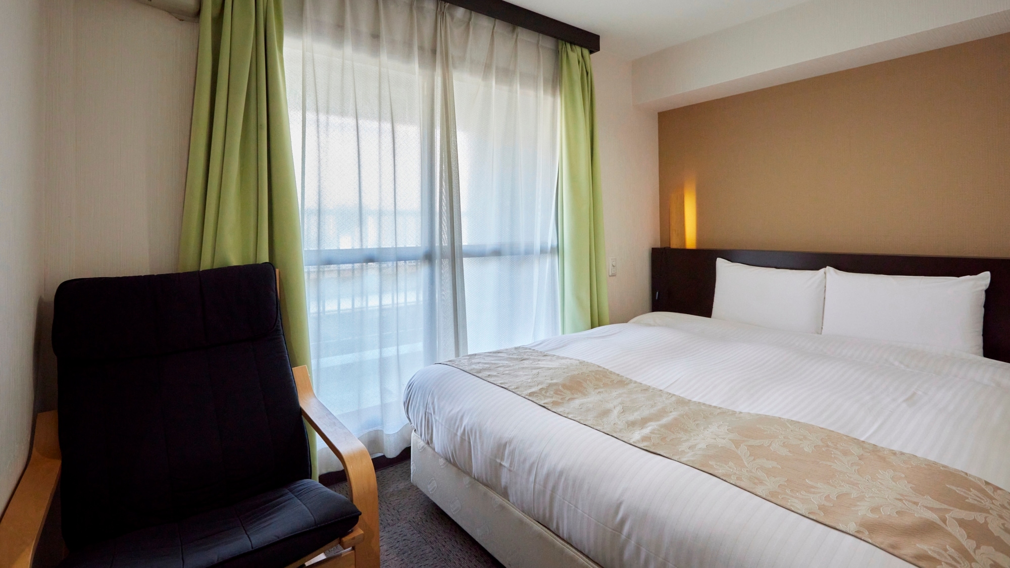 [Guest room] Designer queen size (160cm) - A bright space with natural light pouring in.