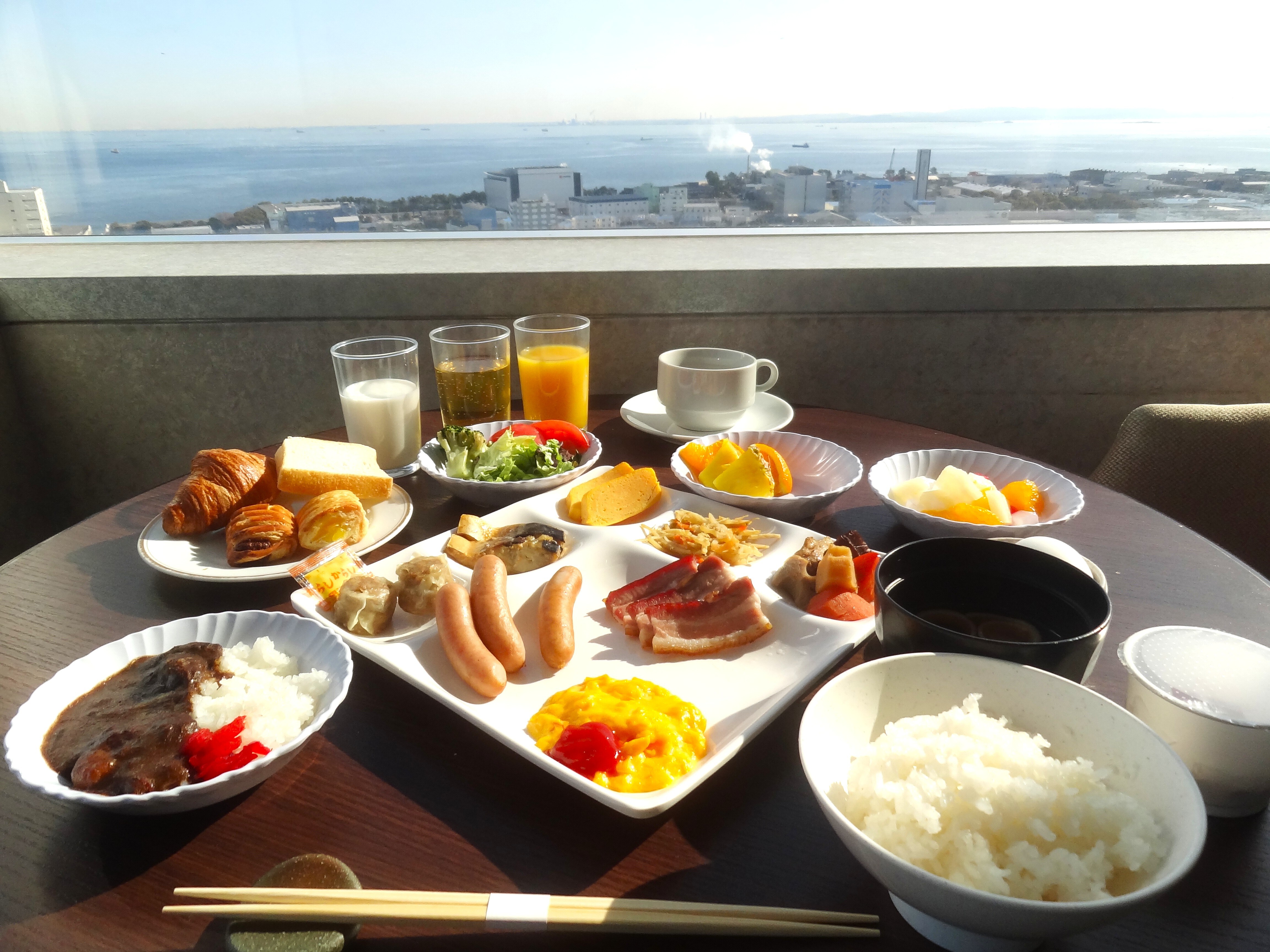 Bữa sáng với tầm nhìn hướng ra vịnh Tokyo.