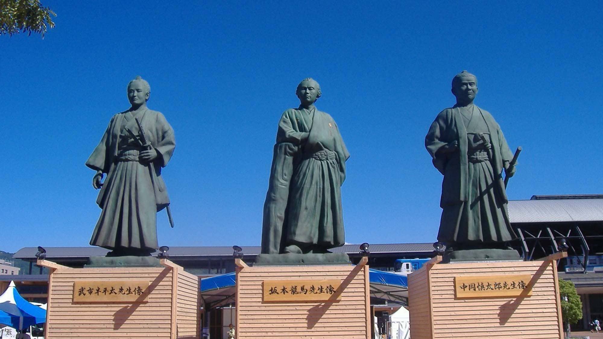 ・【도사의 미시시 동상】고치역에 도착한 여행자를 맞이합니다