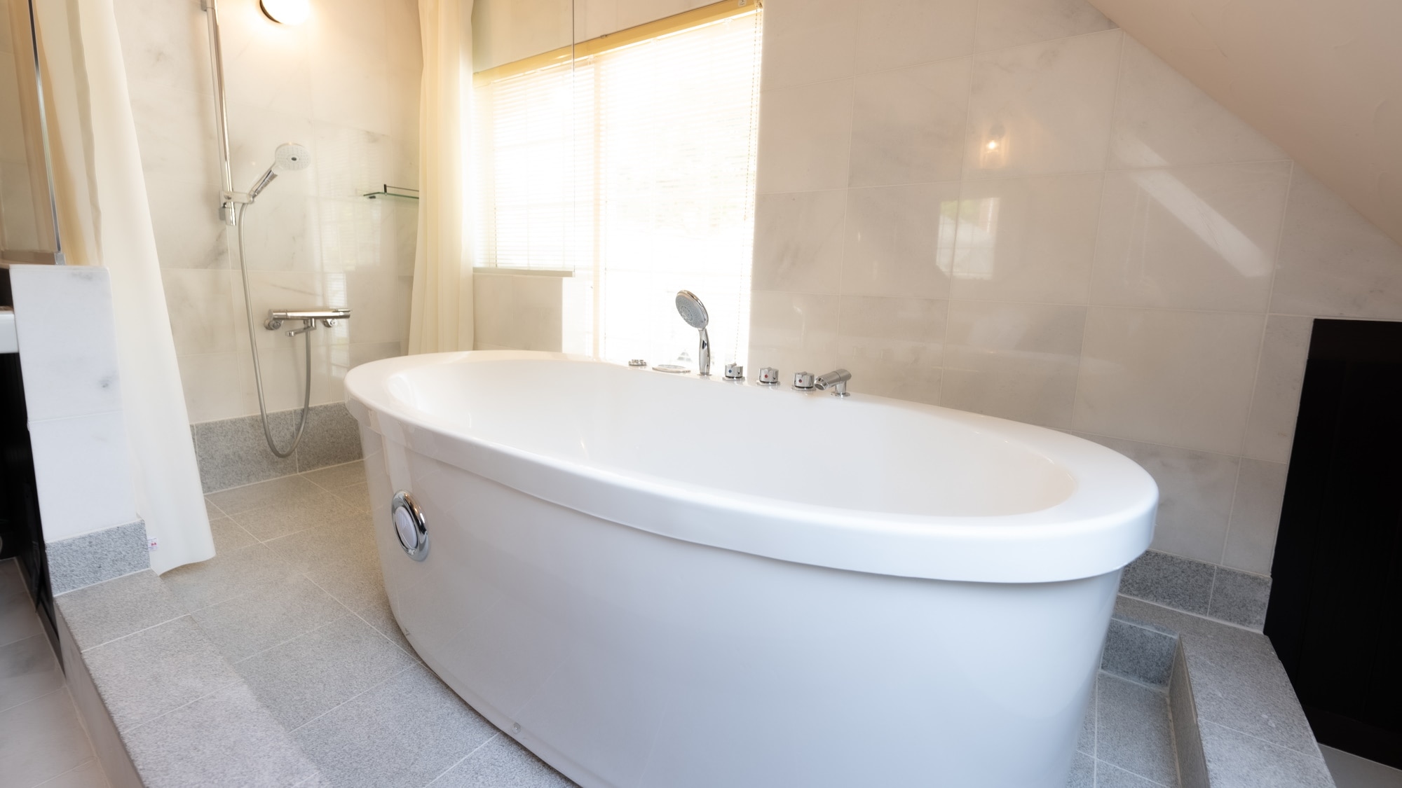  [Main building twin] The bathroom is also spacious. Enjoy an extraordinary stay.