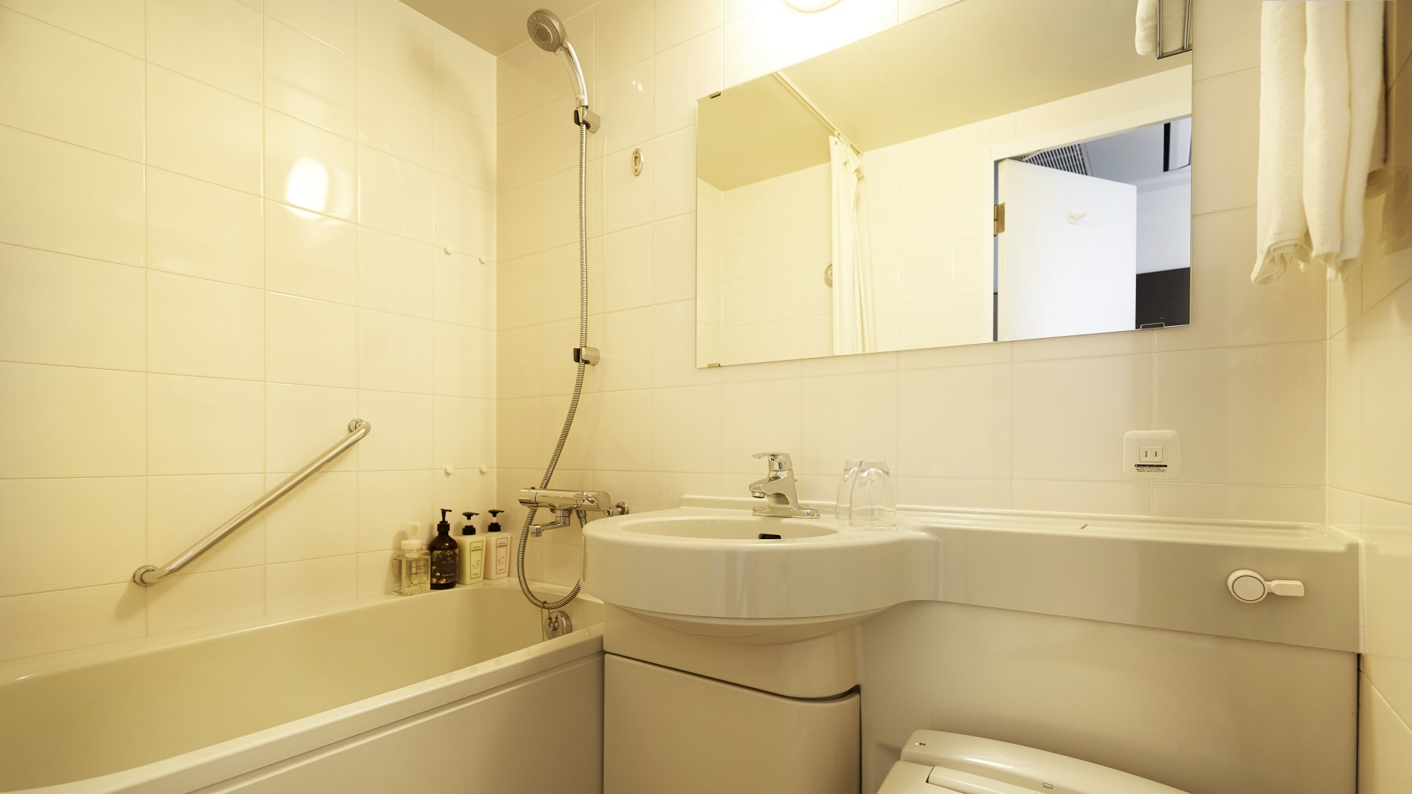 Standard double room bathroom image