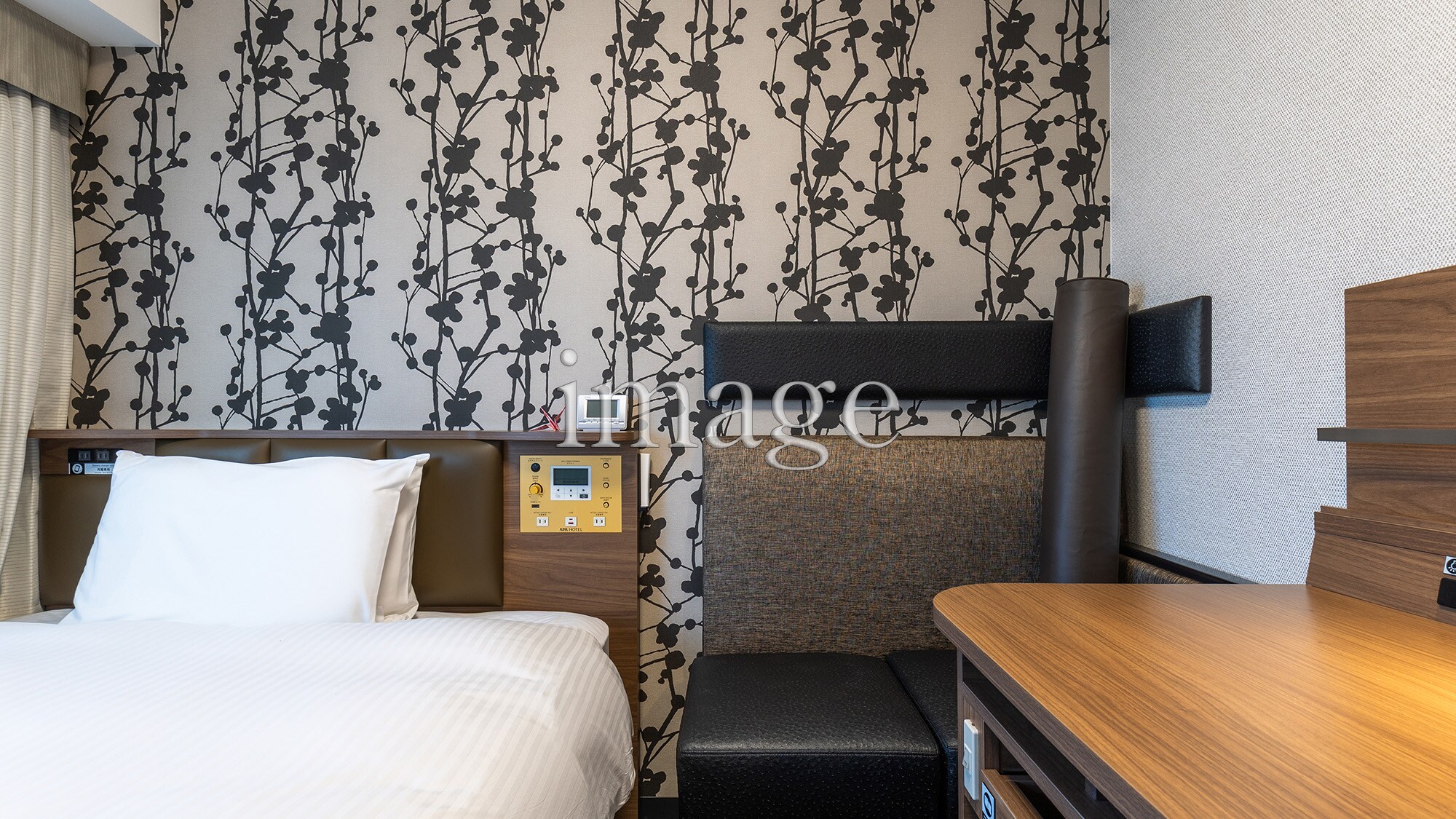 Cozy Room (11 sq m / bed width 140 cm) / A room furnished with a sofa where you can relax comfortably.