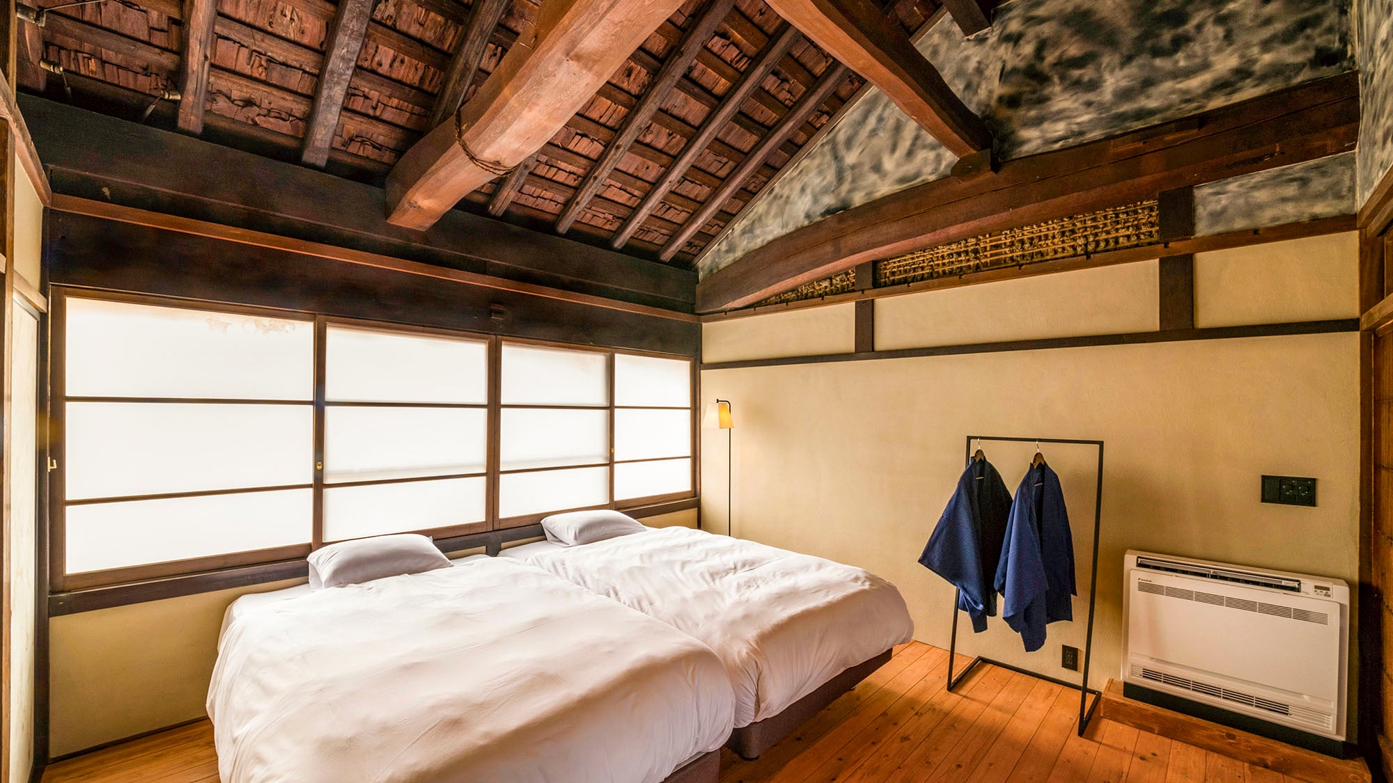 The main building of "Maruju Pharmacy" is used, and you can enjoy the original ceiling and beams.