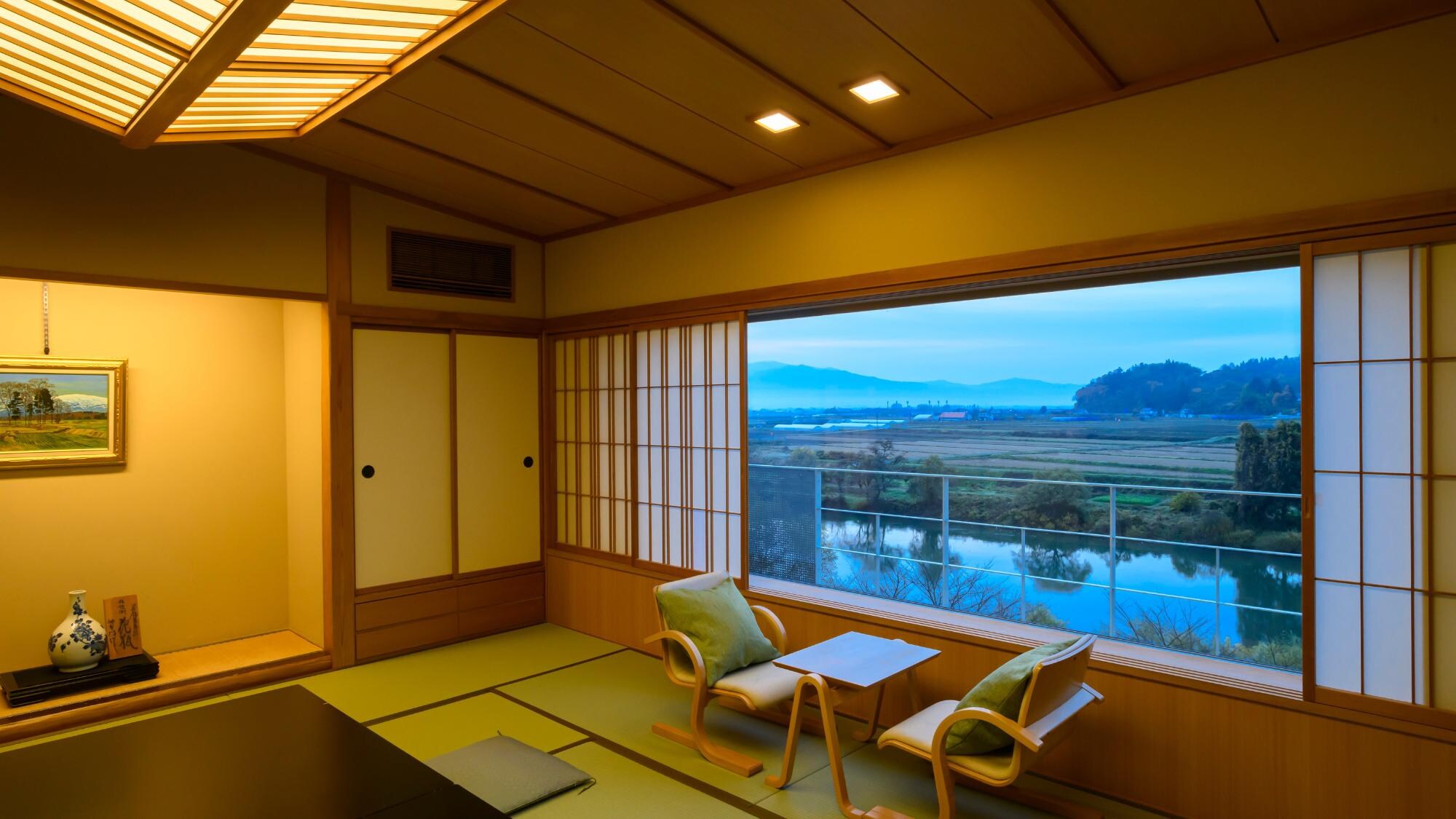 [Japanese-style room] Overlooking the Mogami River in all four seasons
