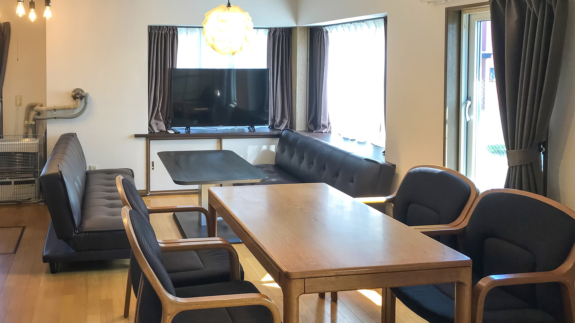 ・Living room and dining room: Enjoy your time watching TV.