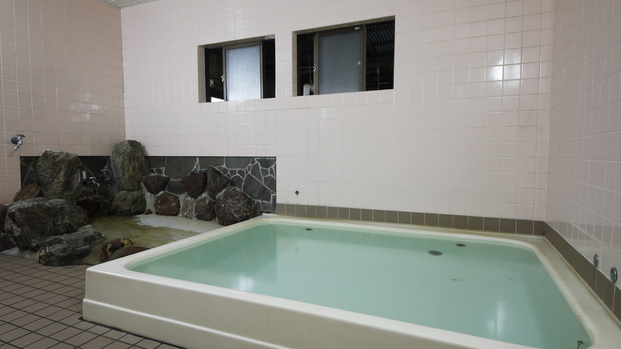 After your meal, relax in the Yurayura Onsen ♪
