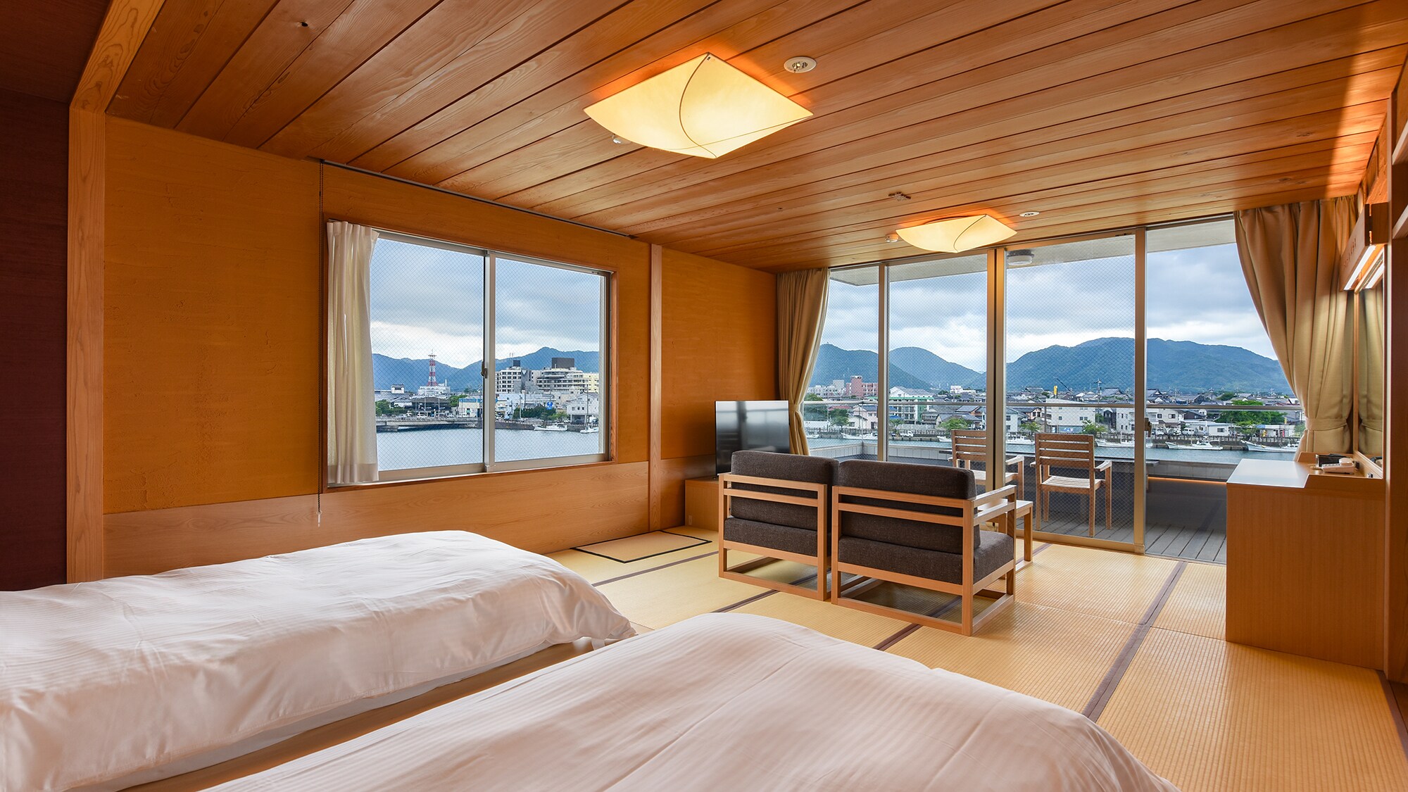 *[Junior Suite (401)] A space designed to allow you to fully enjoy the scenery and relax.