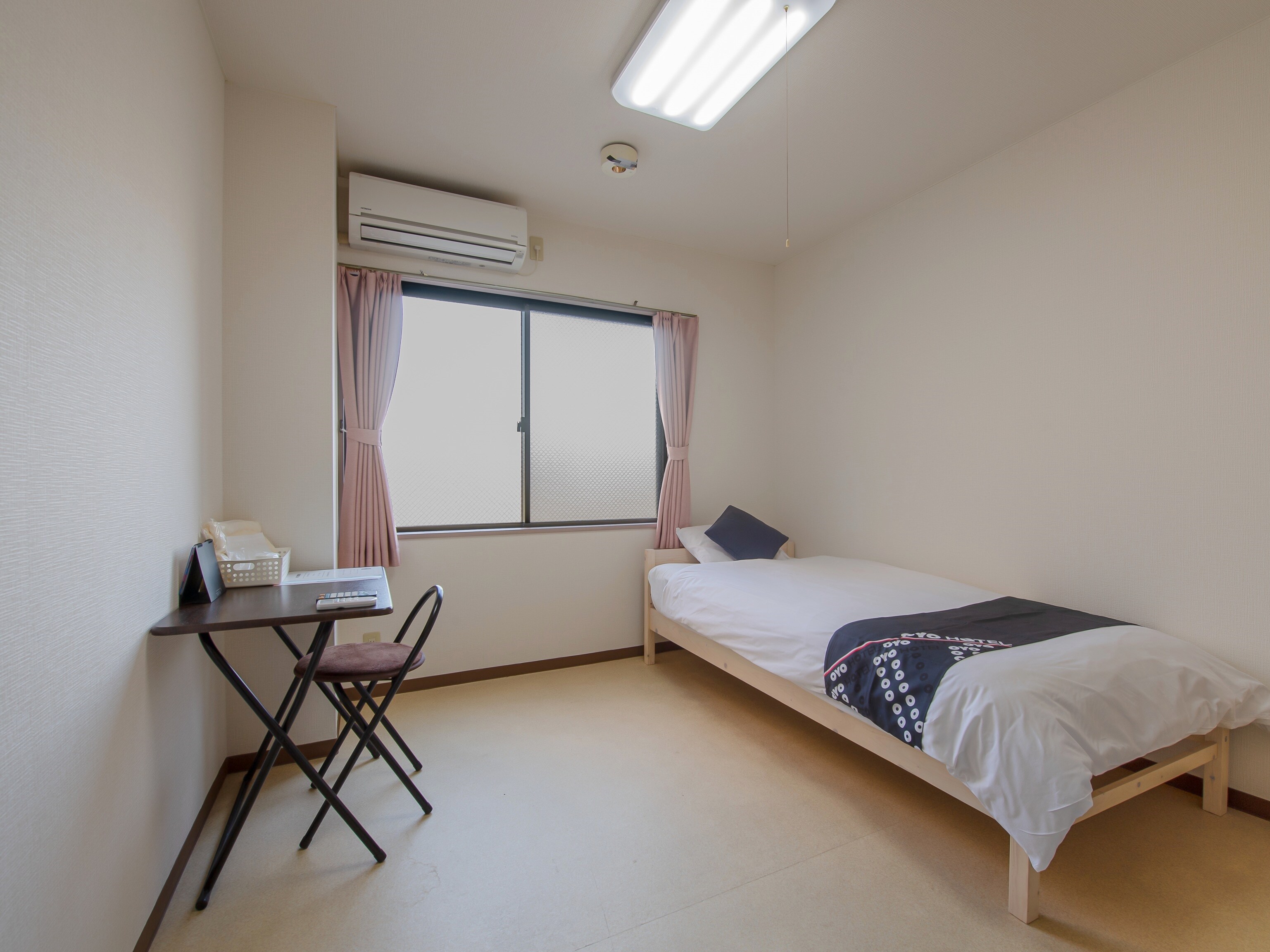 Single room (shared bathroom and toilet)