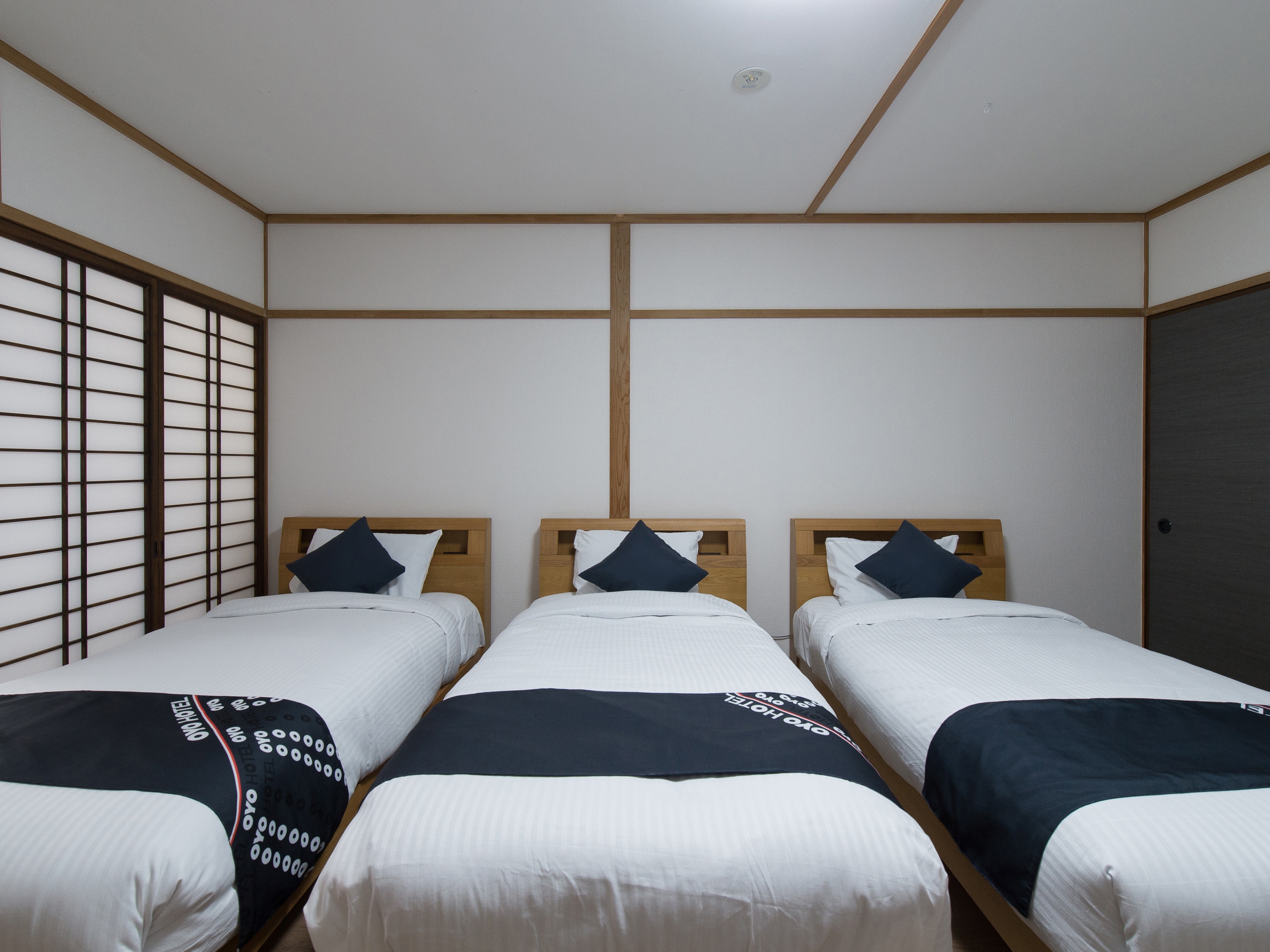 Western-style triple room (shared shower and toilet)