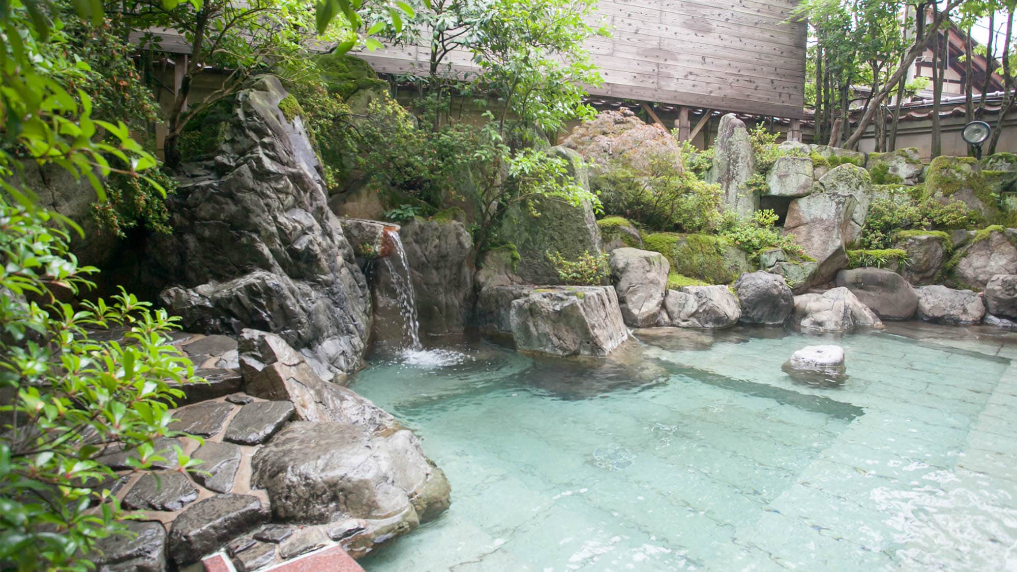 [Open-air bath] It is lit up at night, creating an even more fantastical atmosphere.