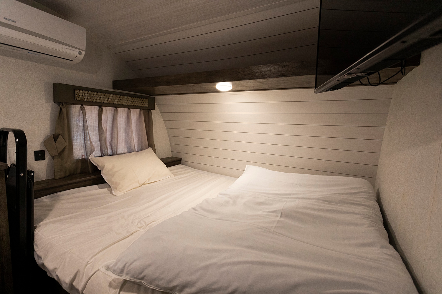 Trailer 01_Main bed