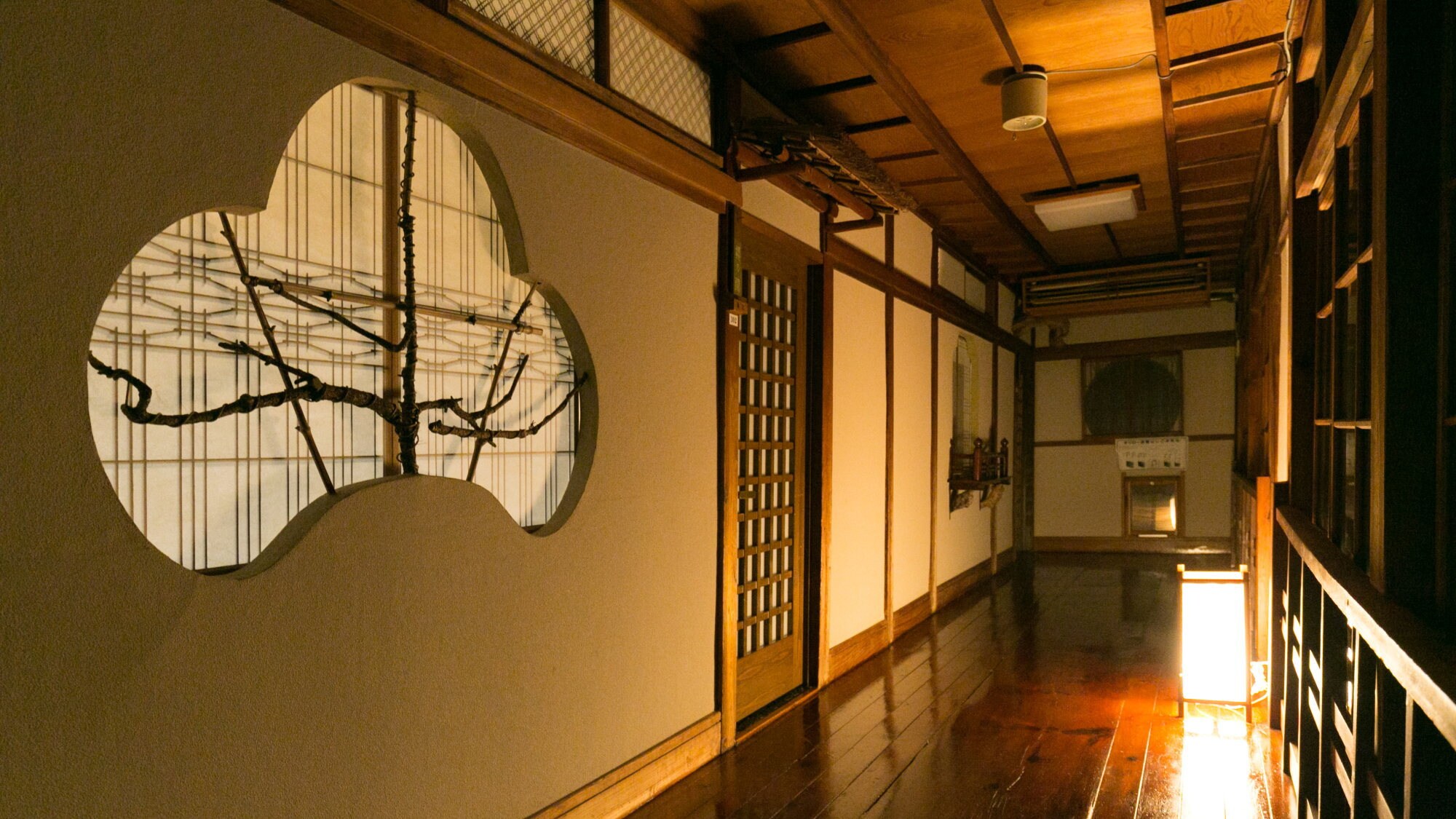 [Main building] Corridor on the 3rd floor. At night, the hall lights up all at once. Brightly illuminates the light-colored corridor.