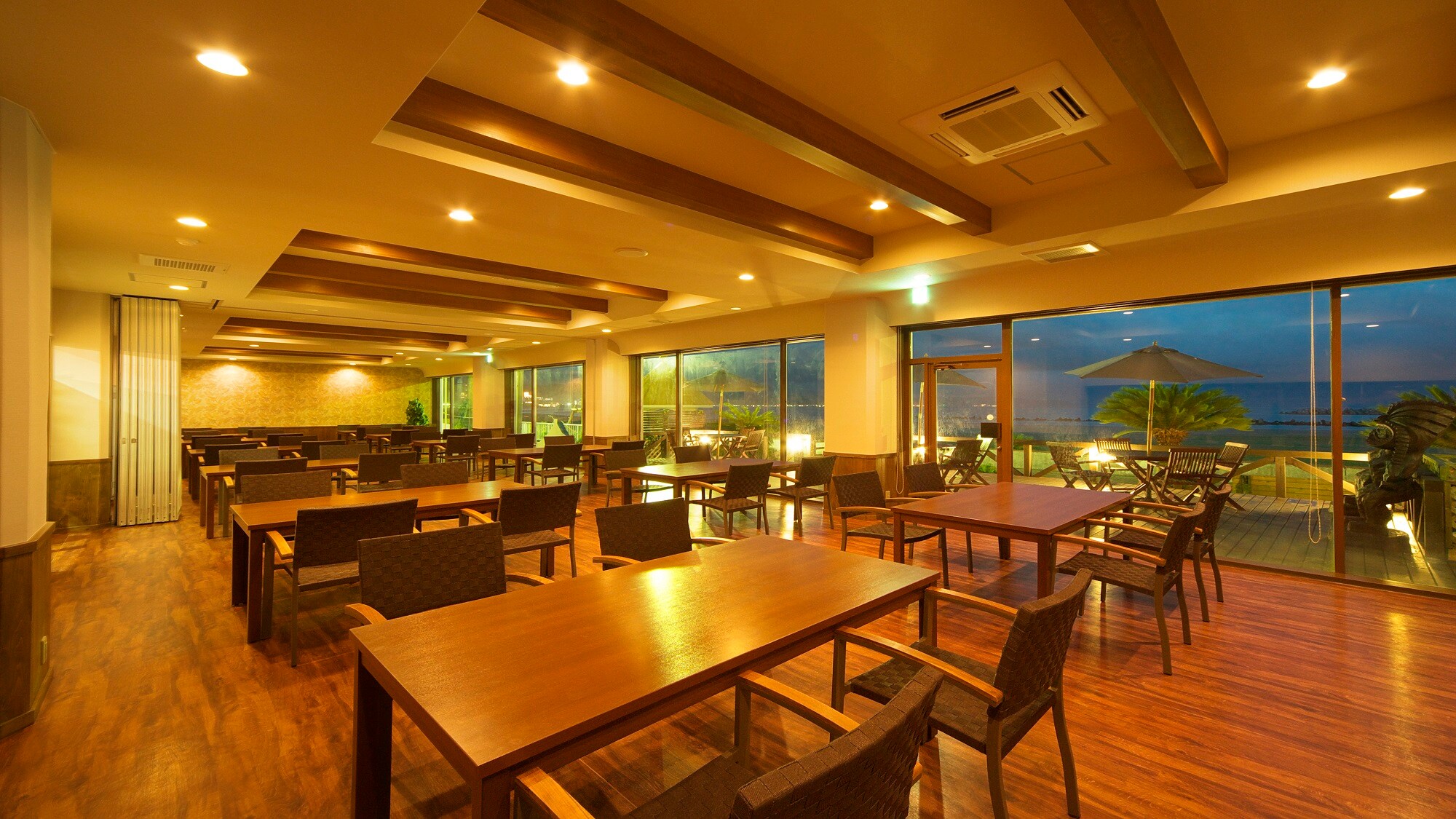 At the restaurant "Surfside" you can enjoy your meal while looking out at the ocean.