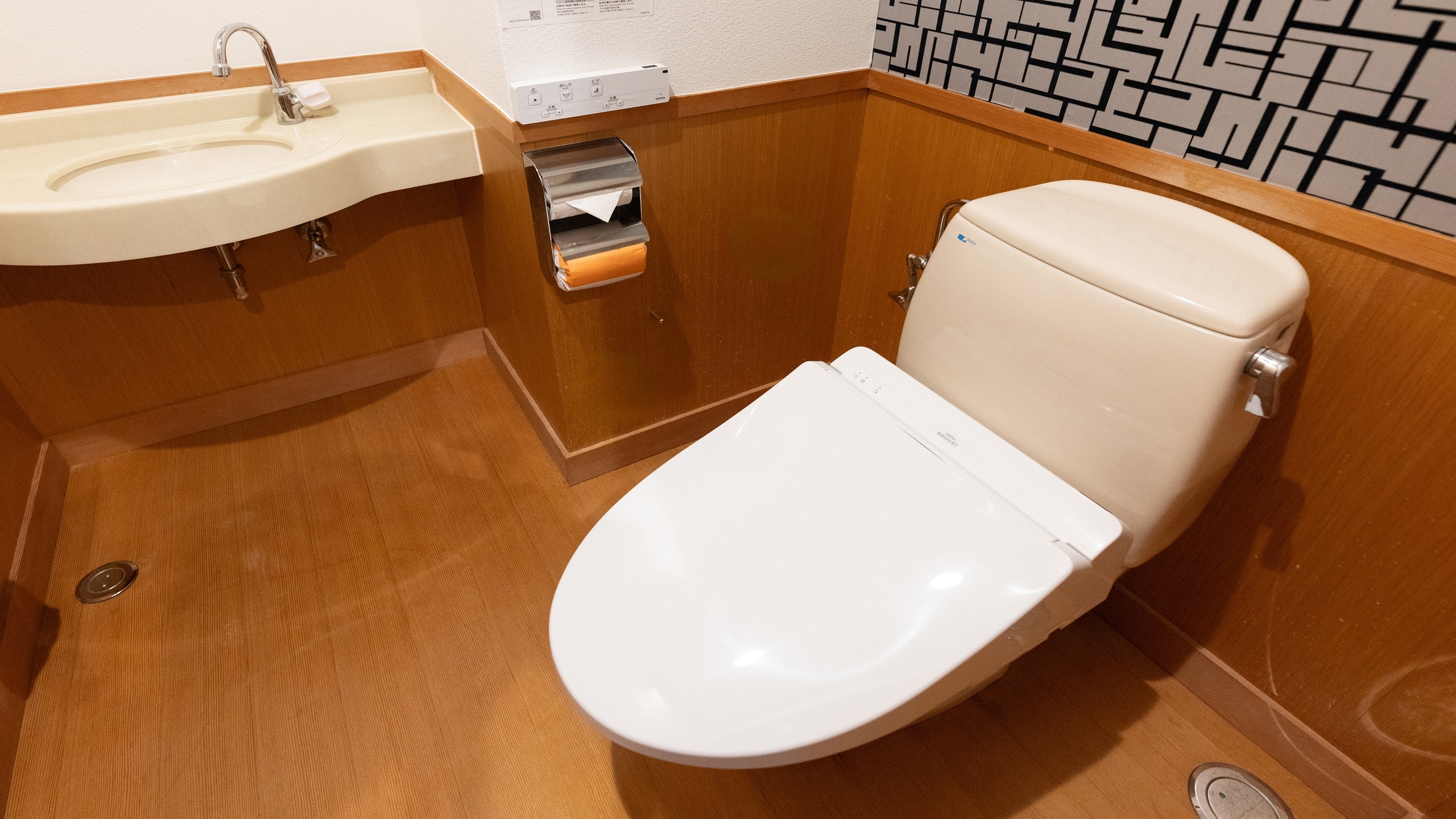 Japanese-Western style room with separate toilet (annex)