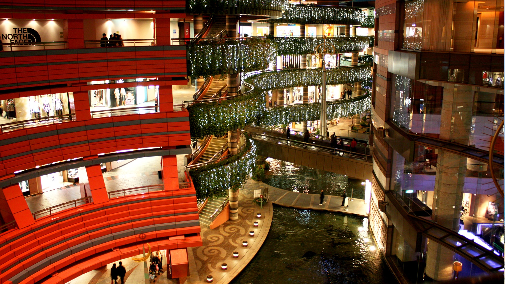 Sekitar 15 menit dengan kereta api ke Canal City