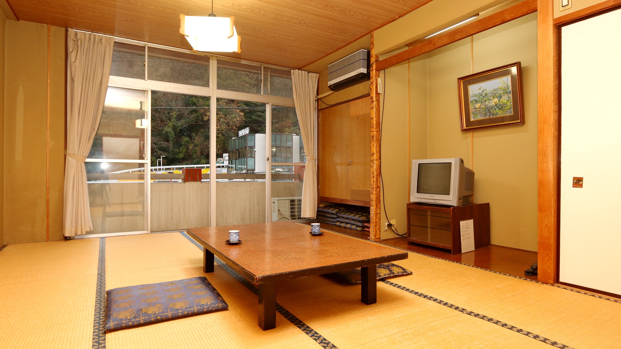 [Room Type B] Japanese-style room with 12 tatami mats, TV, no toilet, please spend a relaxing time on the relaxing tatami mats.