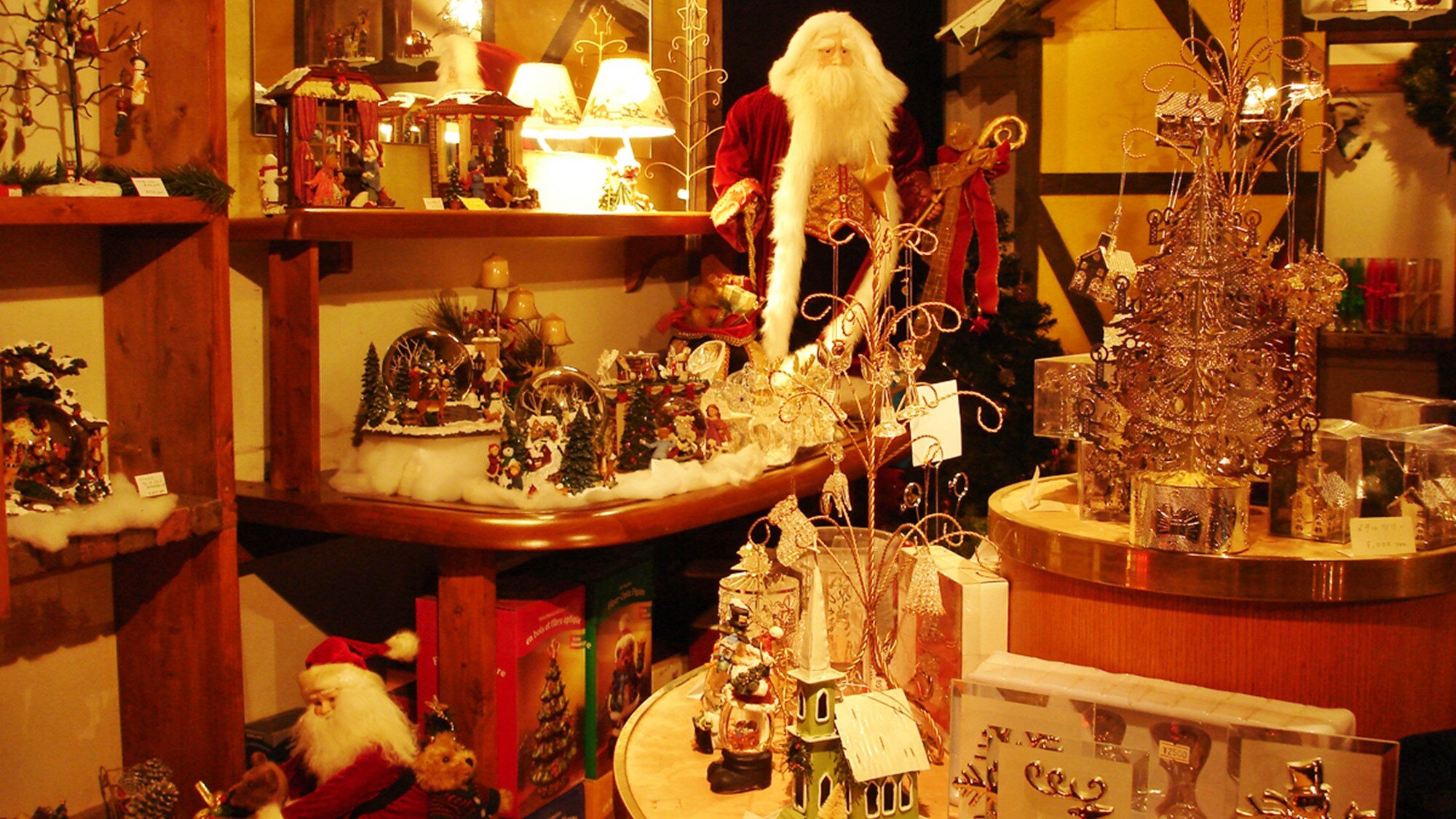 *[設施/商店] 聖誕老人、雪人等各種人氣角色週邊商品！
