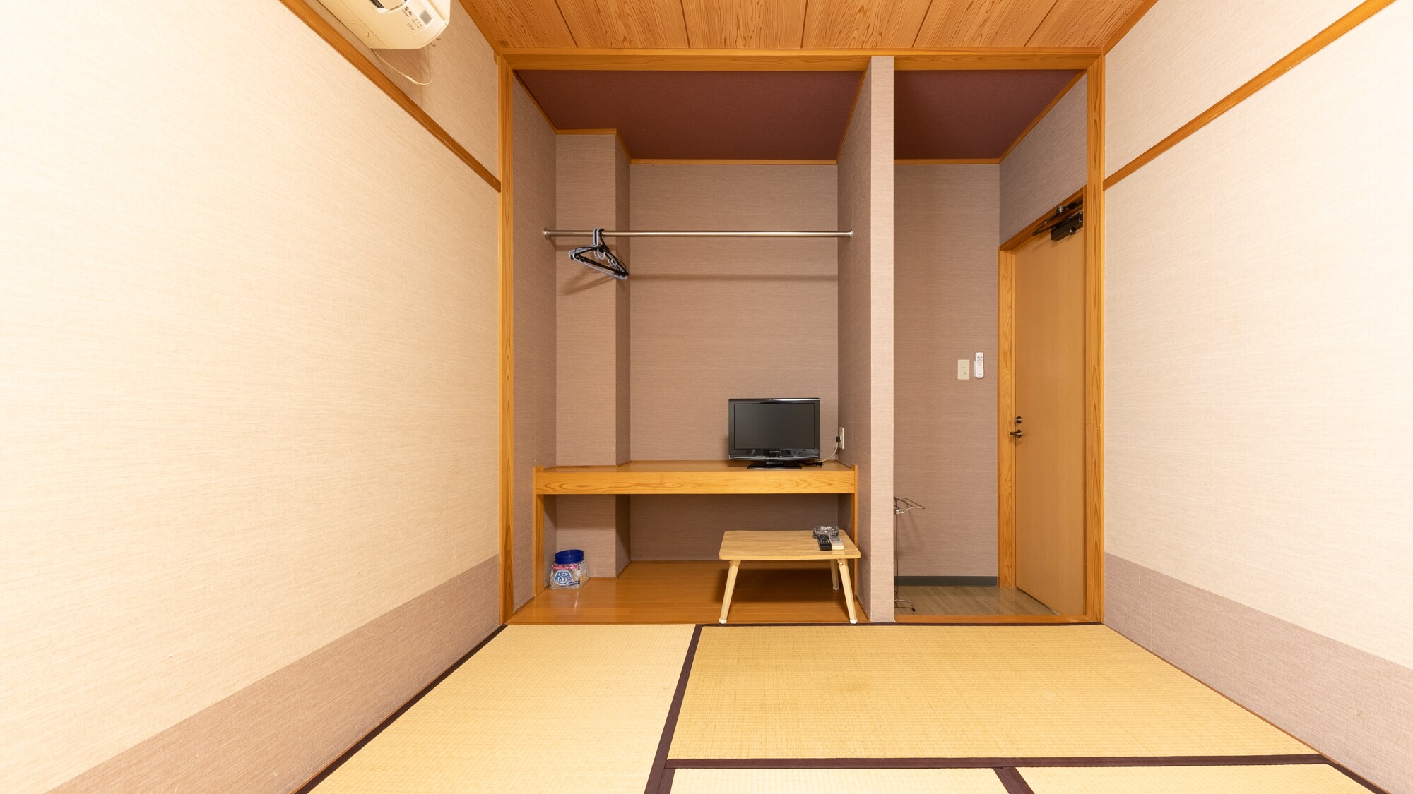 [Smoking] Japanese-style room for 1-2 people (shared bathroom and toilet)