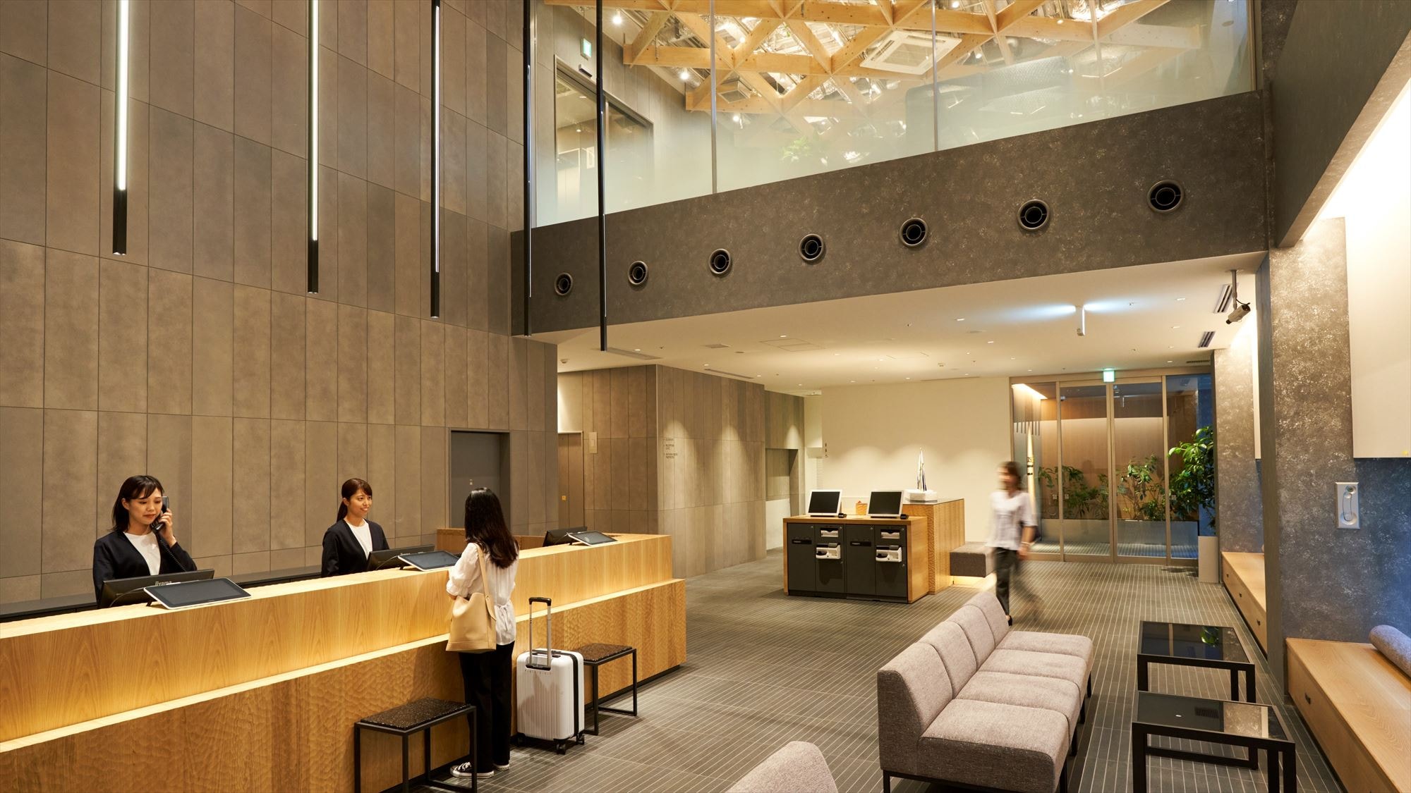 [Lobby] Customers are welcomed at a counter made of domestic wood where you can feel the warmth of wood.