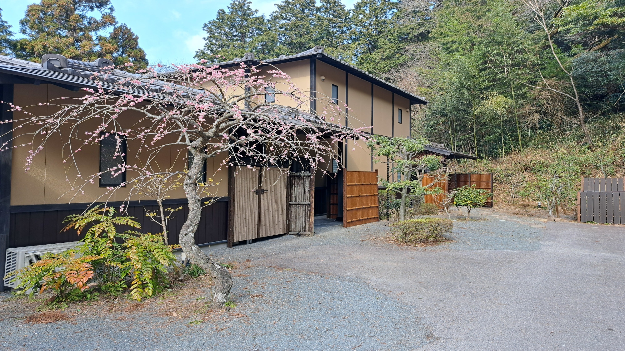 You can feel the seasons in front of your room.