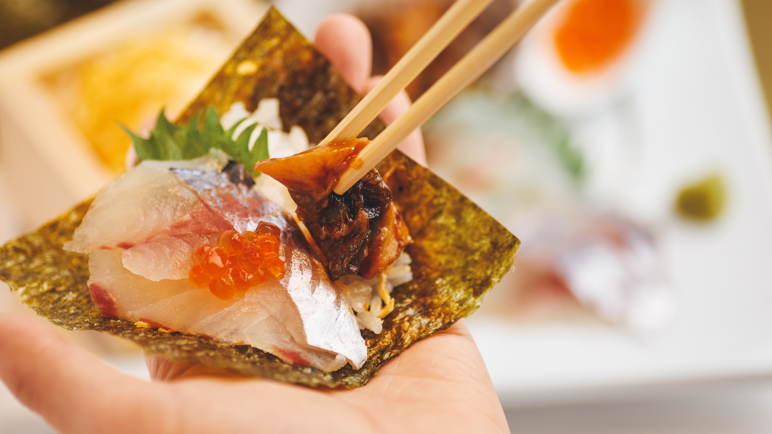 Sushi gulung tangan spesial - hidangan yang bahkan anak-anak pun dapat menikmatinya saat makan ikan