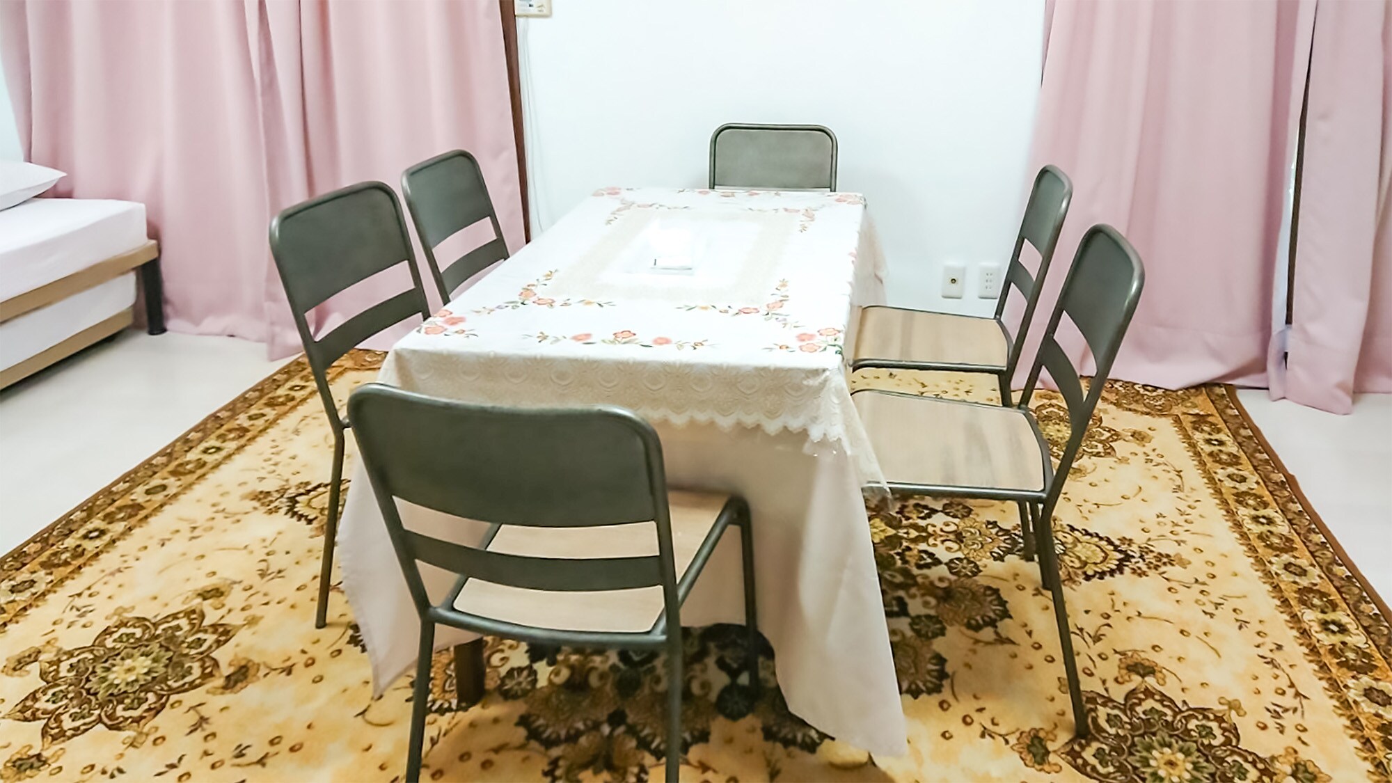 ・207房間：房間內有桌子，很方便。