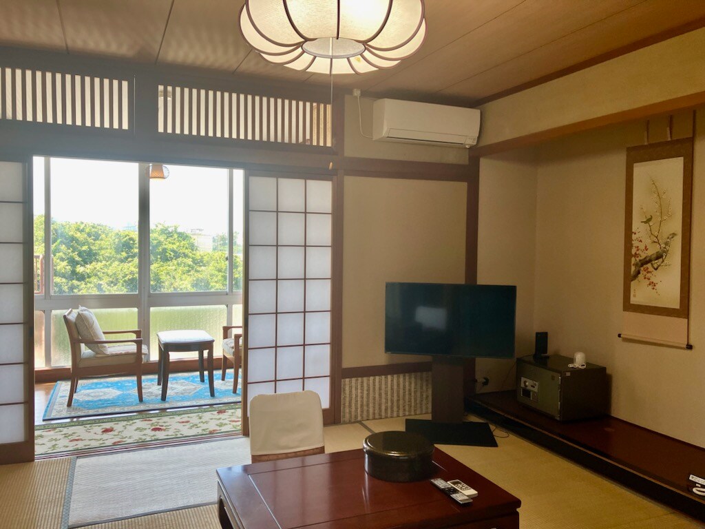 Image of a guest room with 8 tatami mats