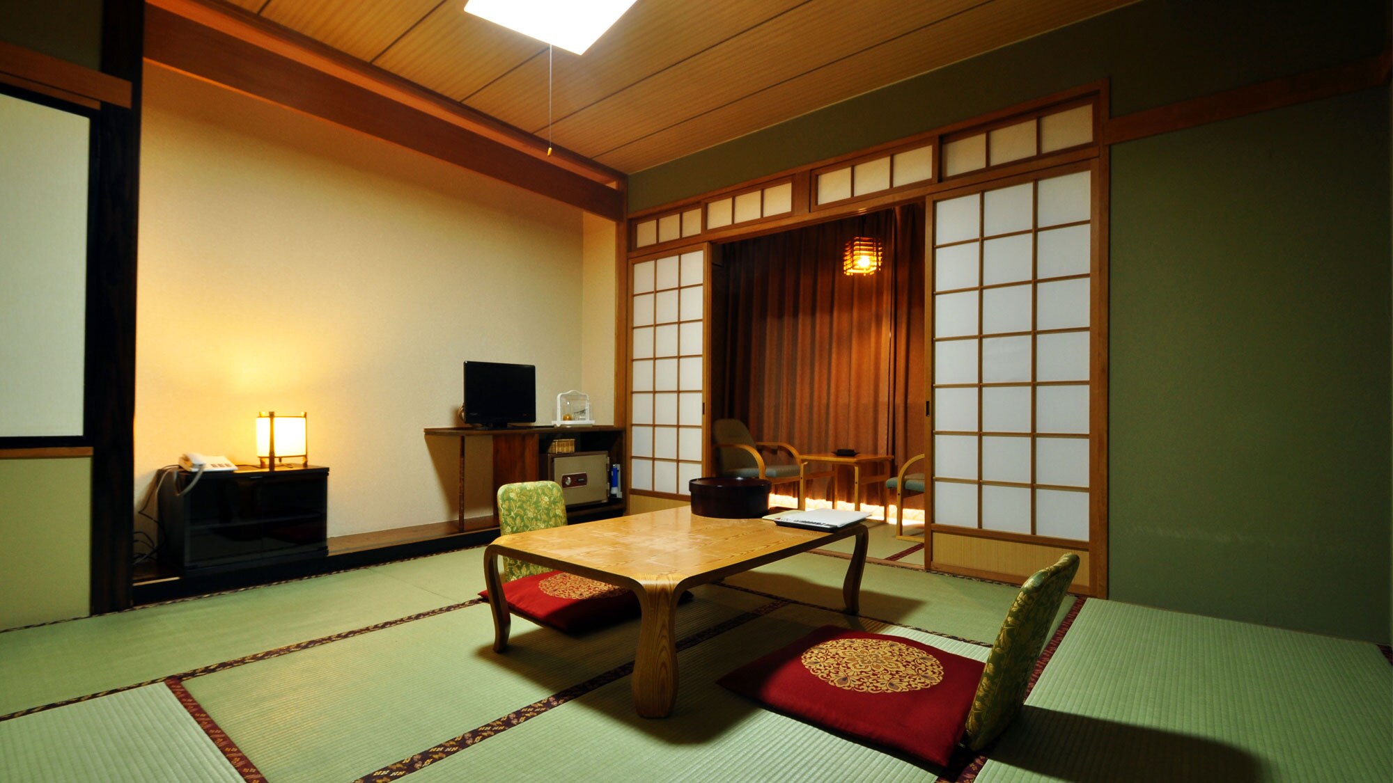 [8 tatami Japanese-style room] Large enough for two people to relax. Take a bath and have a good rest.