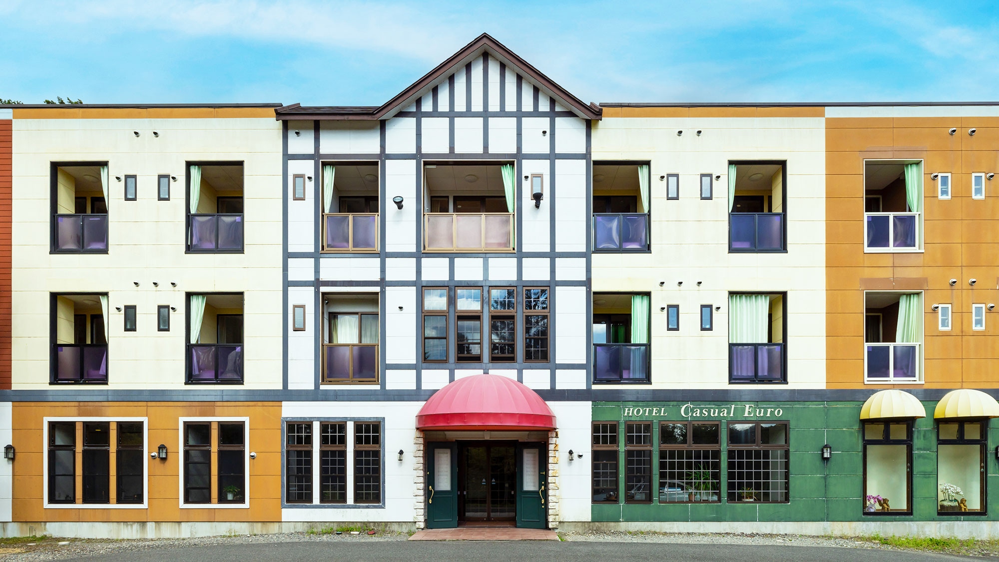 [Exterior] Located about a 5-minute drive from JR Nikko Station or Tobu Nikko Station, the colorful exterior exudes an exotic atmosphere and is sure to catch your eye.