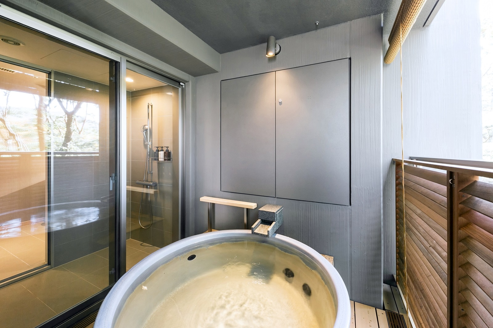 ห้องอาบน้ำกลางแจ้งแบบดีลักซ์สไตล์ญี่ปุ่นและตะวันตกริมทะเลสาบ
