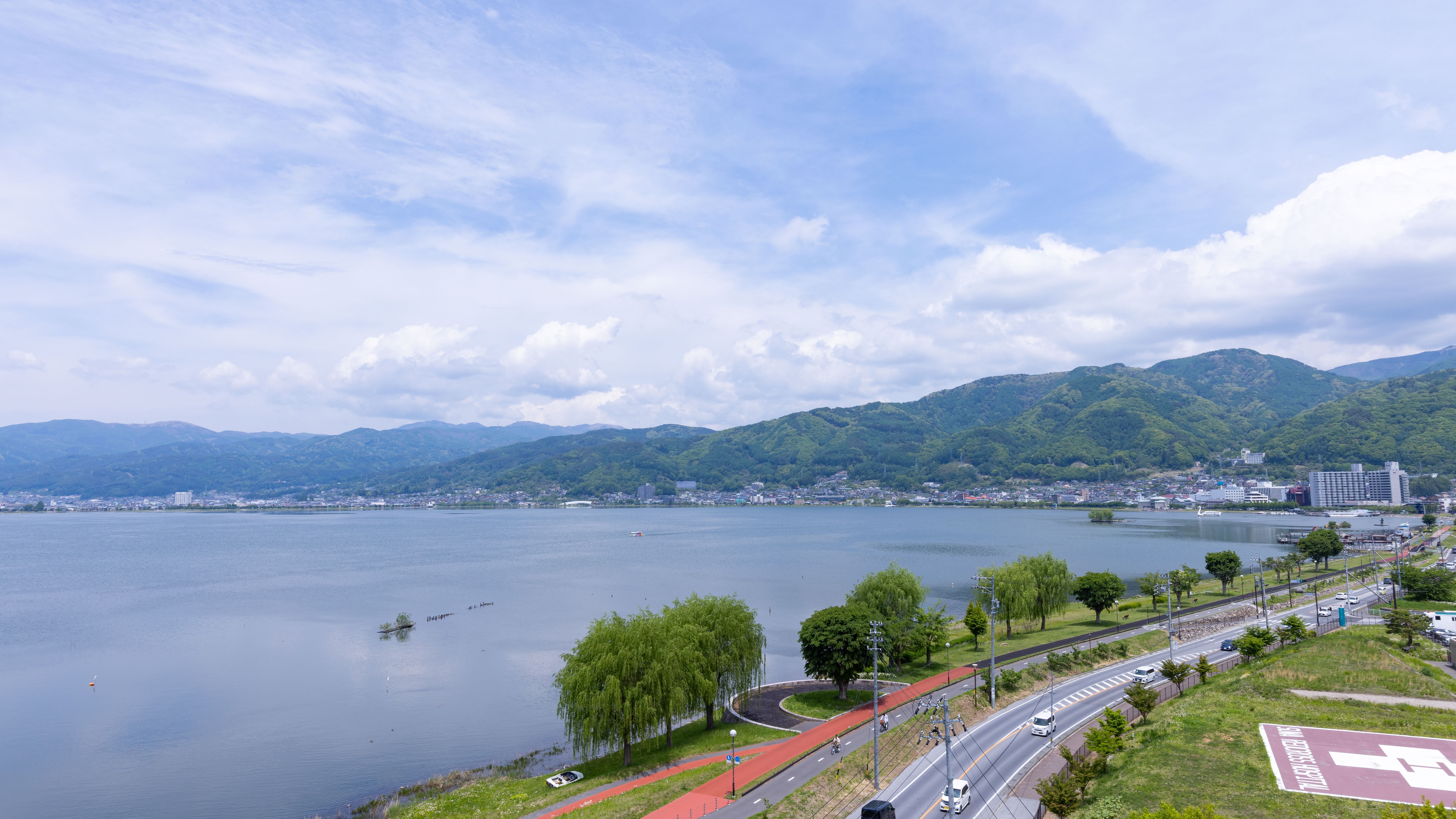 从这里可以眺望诹访湖上的初岛（夏天可以看到烟花）。