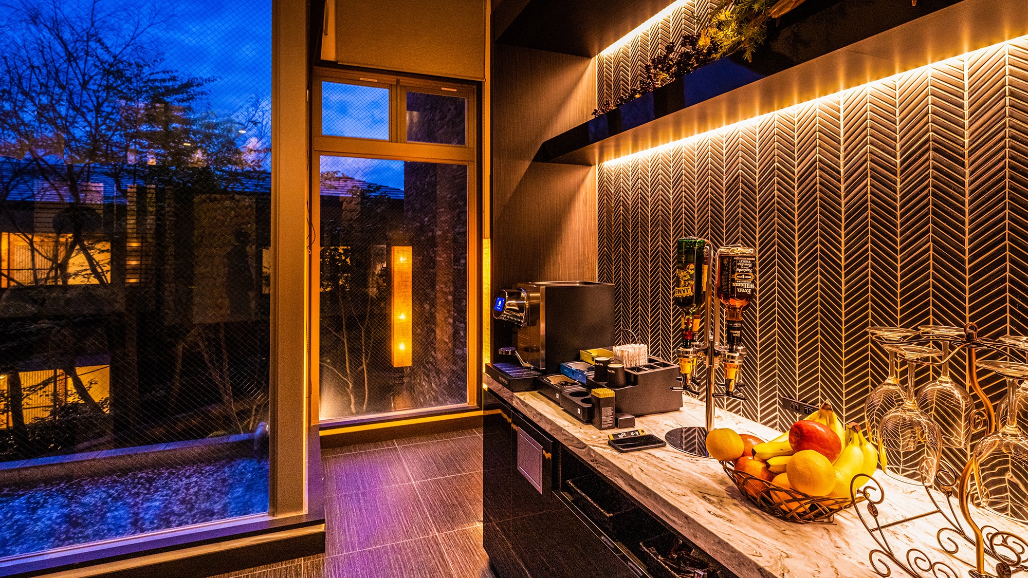 Free flow is available at lounge time. You can enjoy coffee, beer, wine, etc.