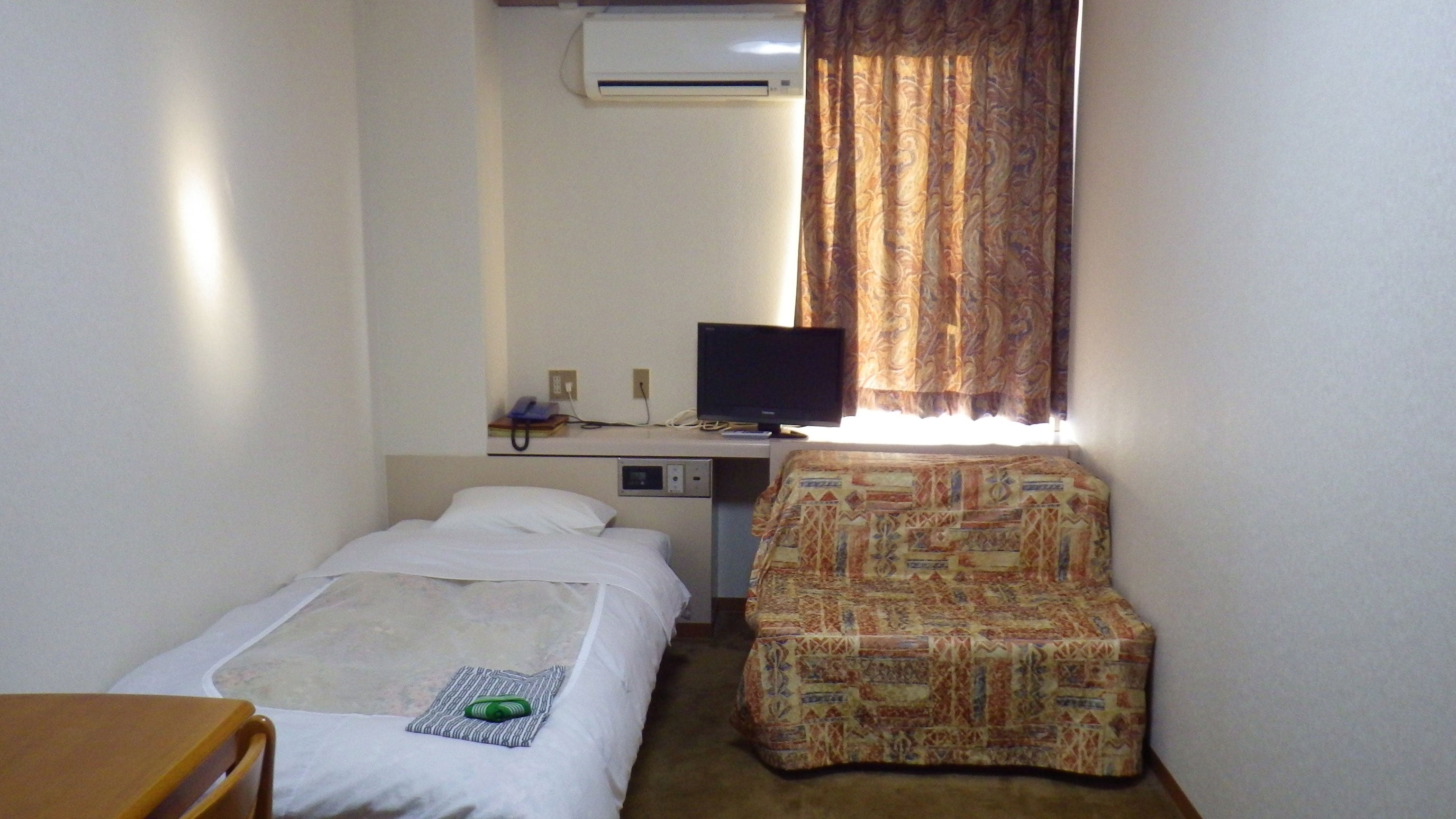 * [Single room B (wide)] This is a slightly larger room.