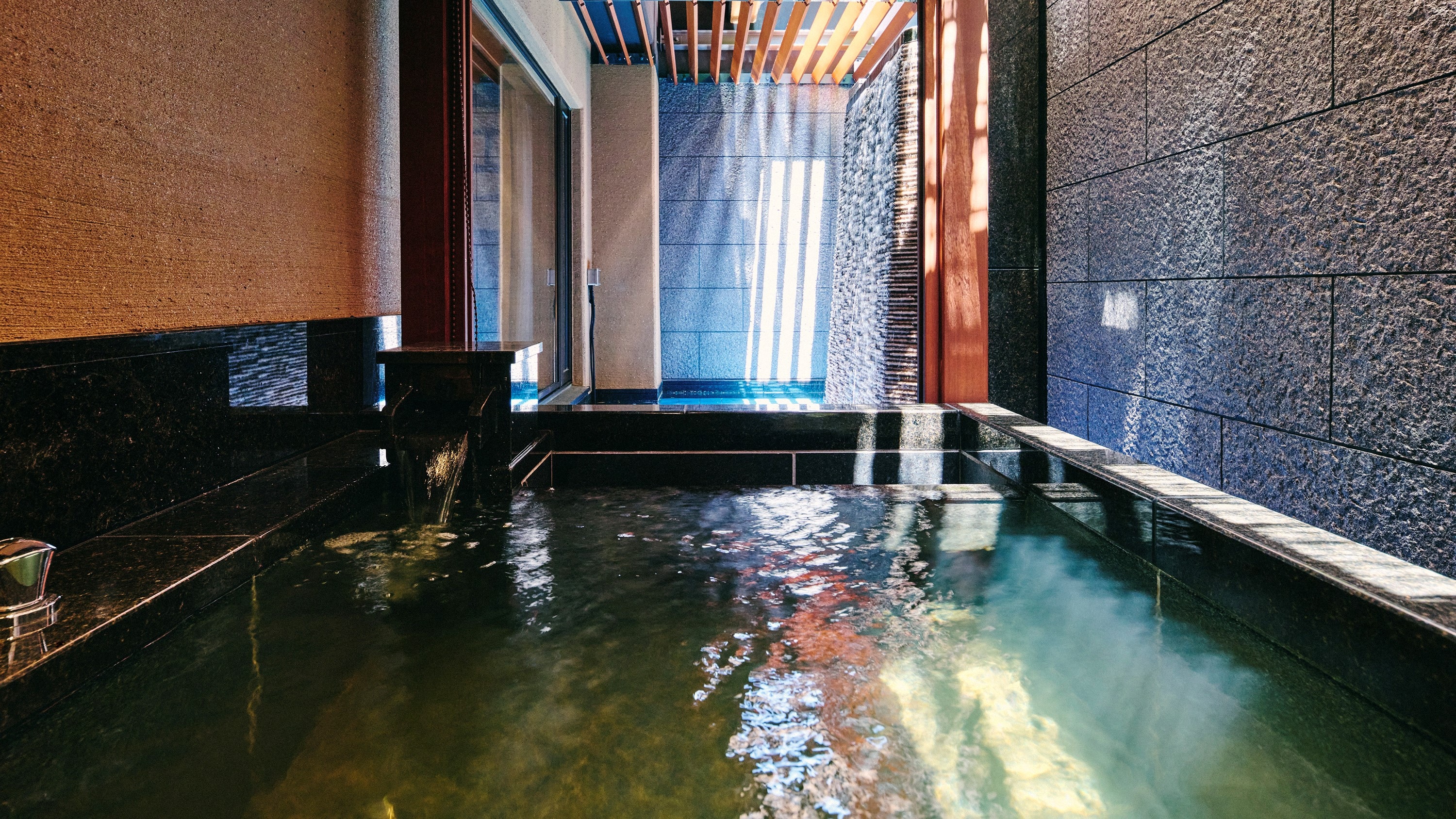 Suiren Deluxe Double: Enjoy the indoor open-air bath and the natural hot spring water that wells up from the grounds to your heart's content.
