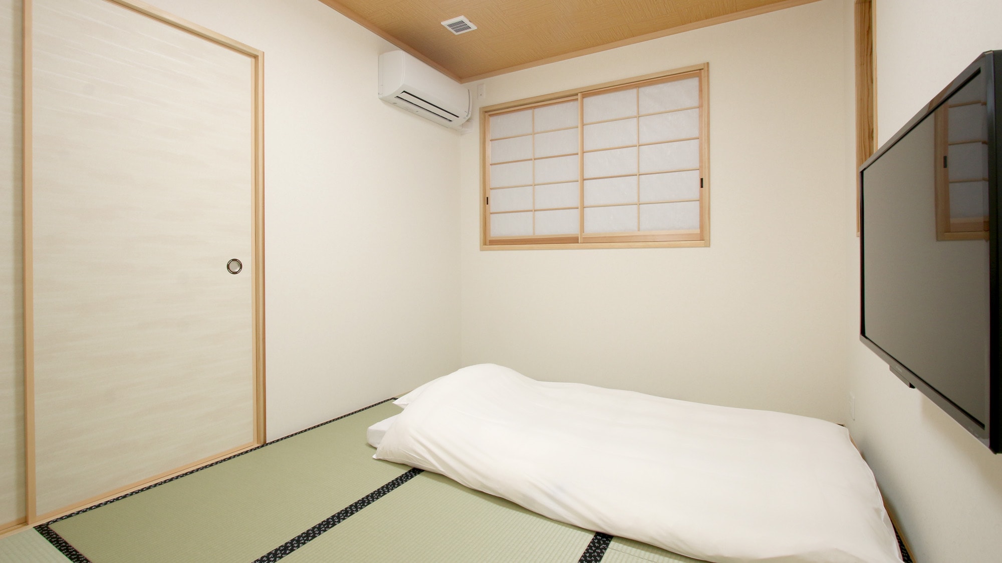 Example of a Japanese-style room with futons laid out
