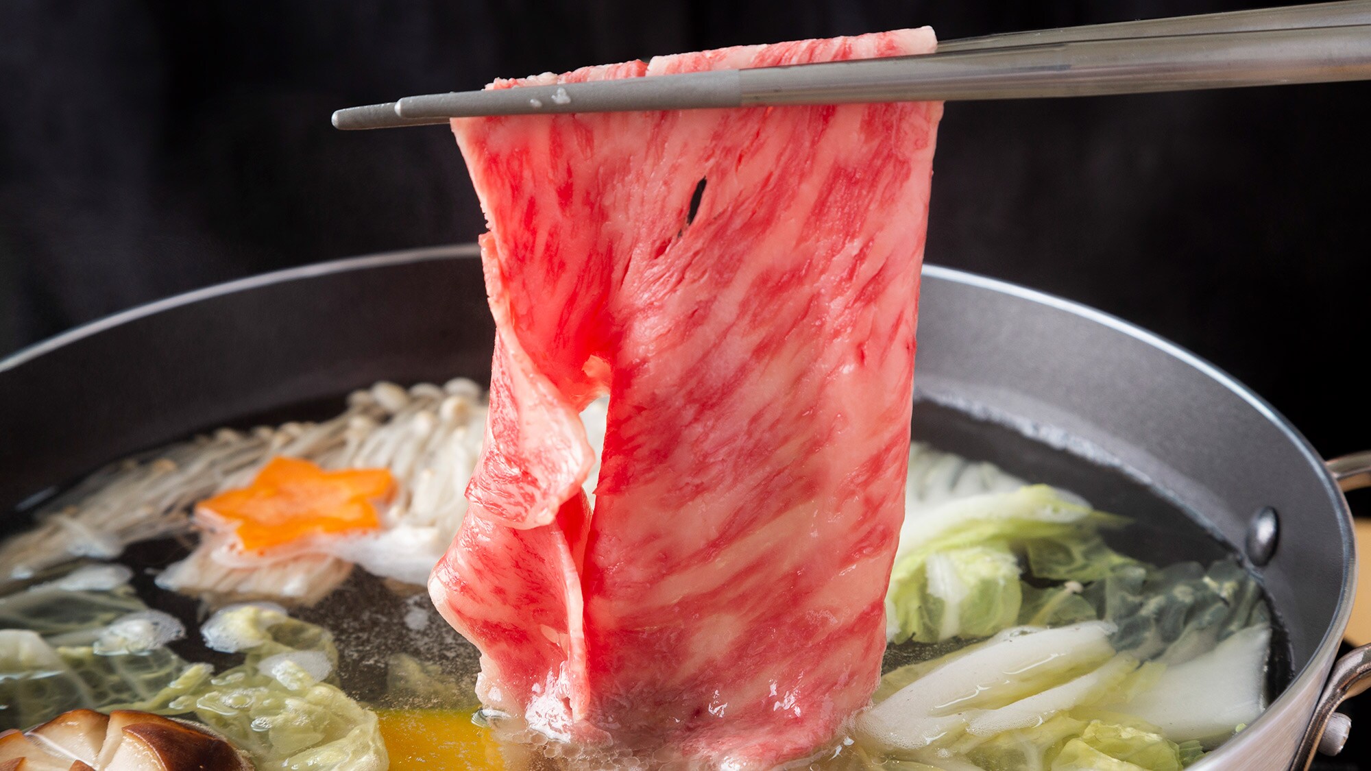 ・[Dinner example: Shabu-shabu Shintama course] A superb shabu-shabu experience using the legendary Oki beef and a long-established sauce