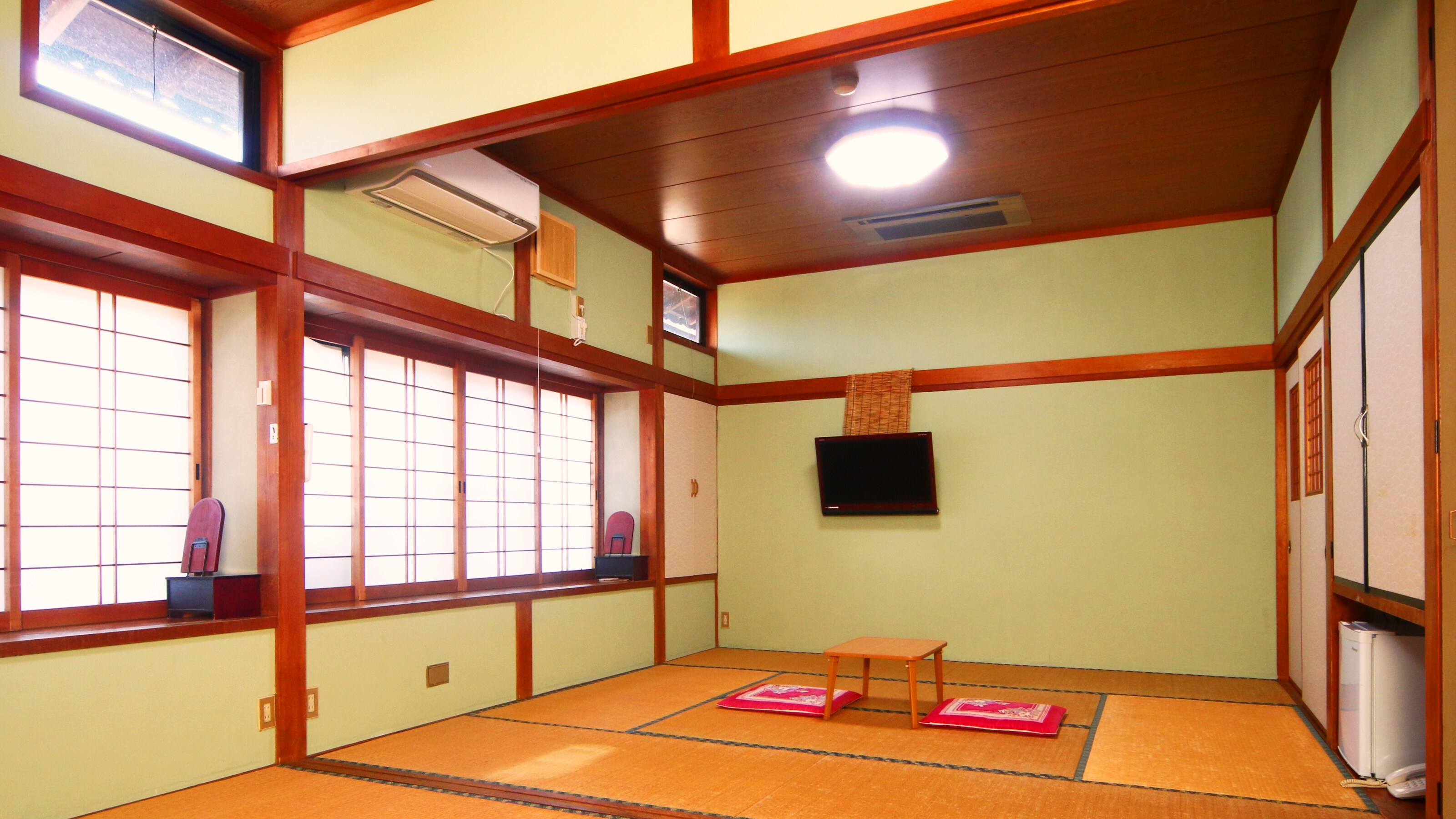 [Kamar tamu] Jangan bawa, Bu. Dua ruangan luas, masing-masing dengan 16 tikar tatami. 