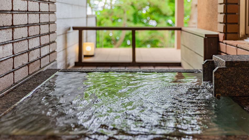 Kamar tamu dengan pemandian terbuka tempat Anda bisa menikmati sumber air panas [Hekion].
