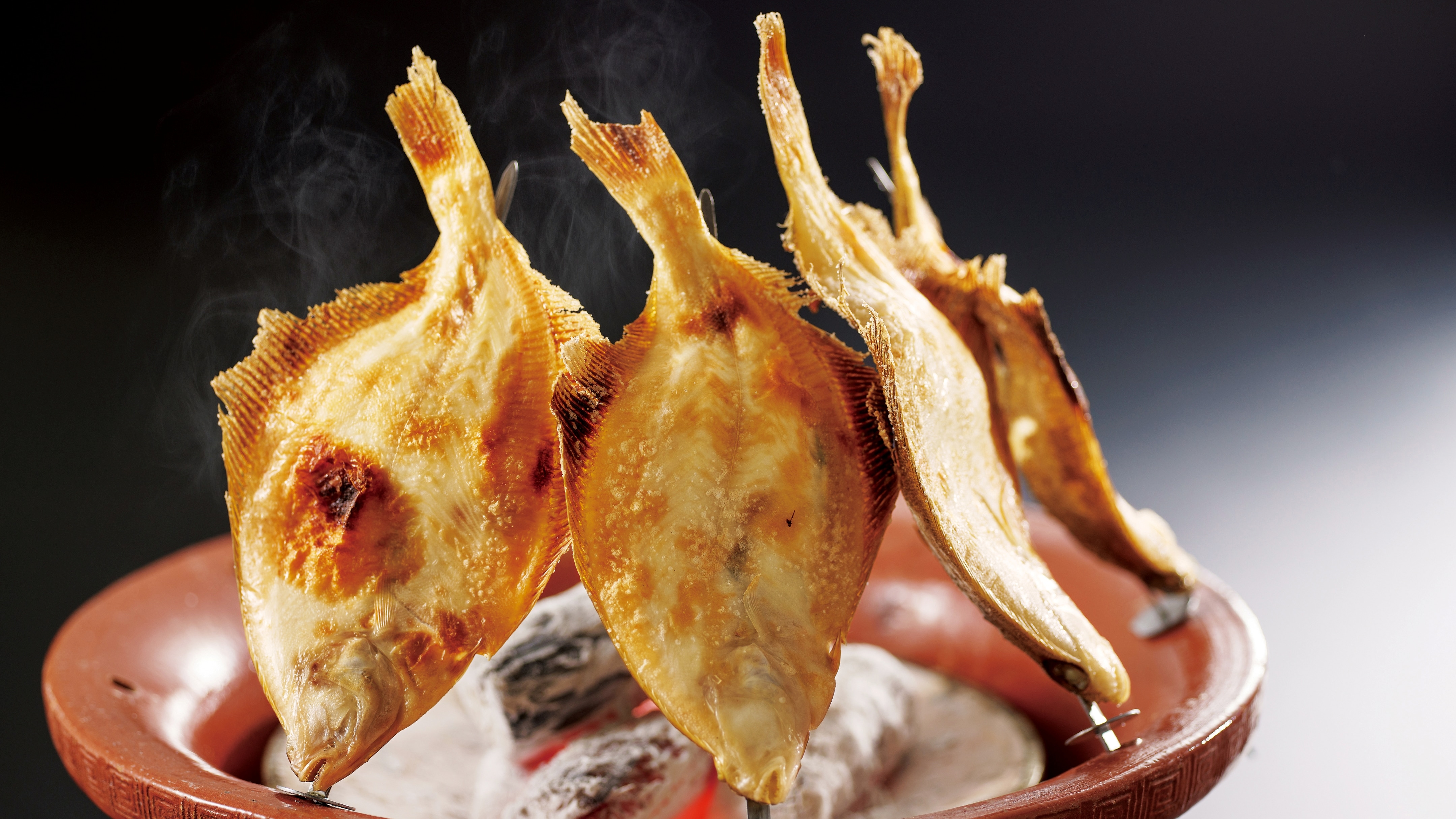 [Enjoy the hot springs] [Teradomari boasts freshness] [Yunagi] Local fish is slowly grilled over charcoal.