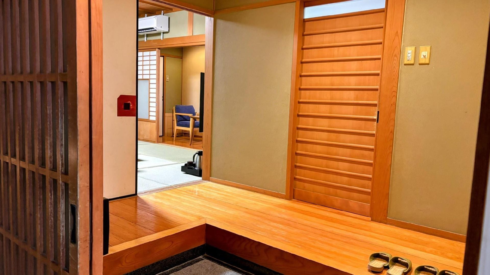 1st floor: 8-tatami Japanese-style room (no open-air bath)