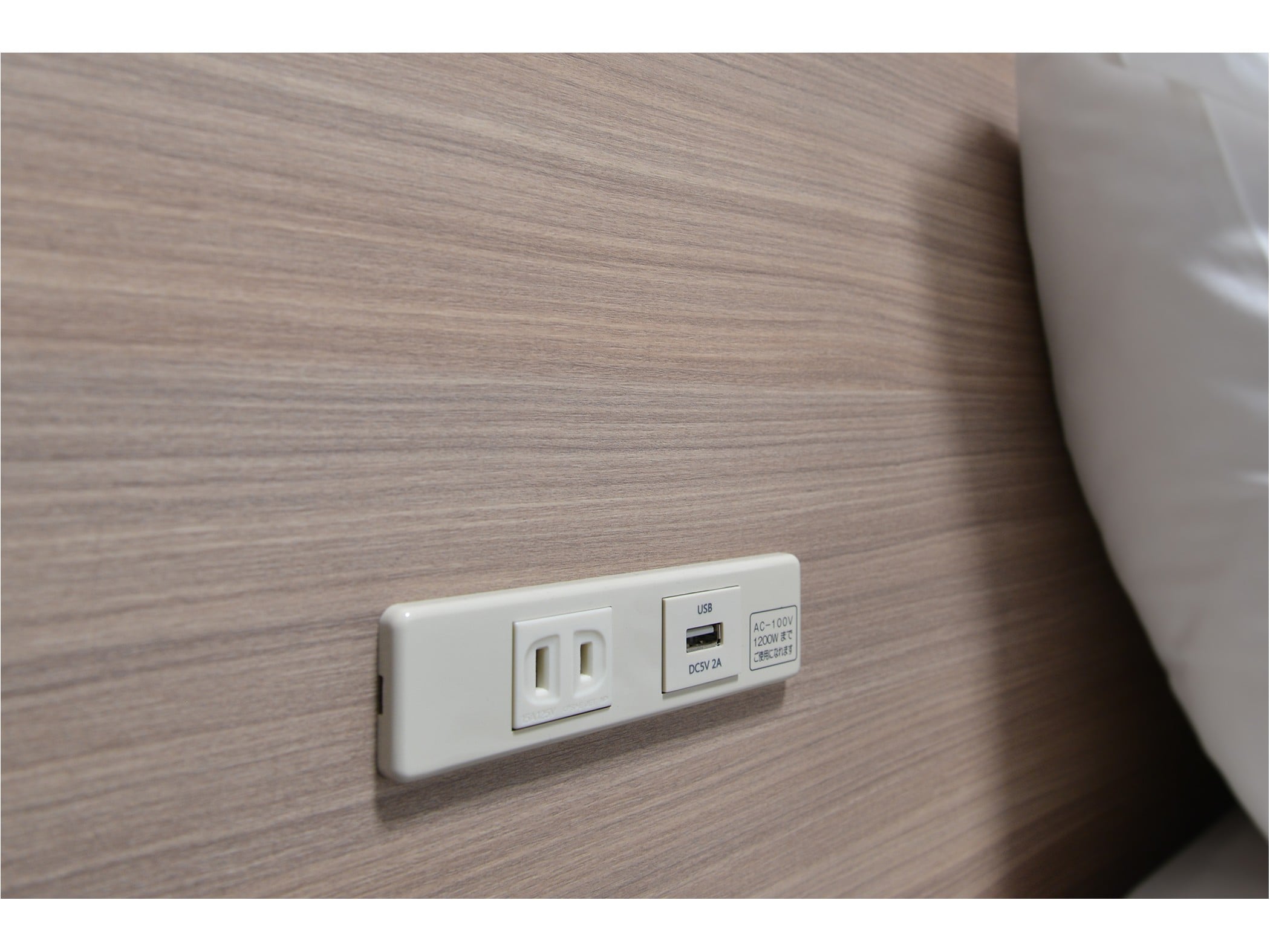 Headboard USB port